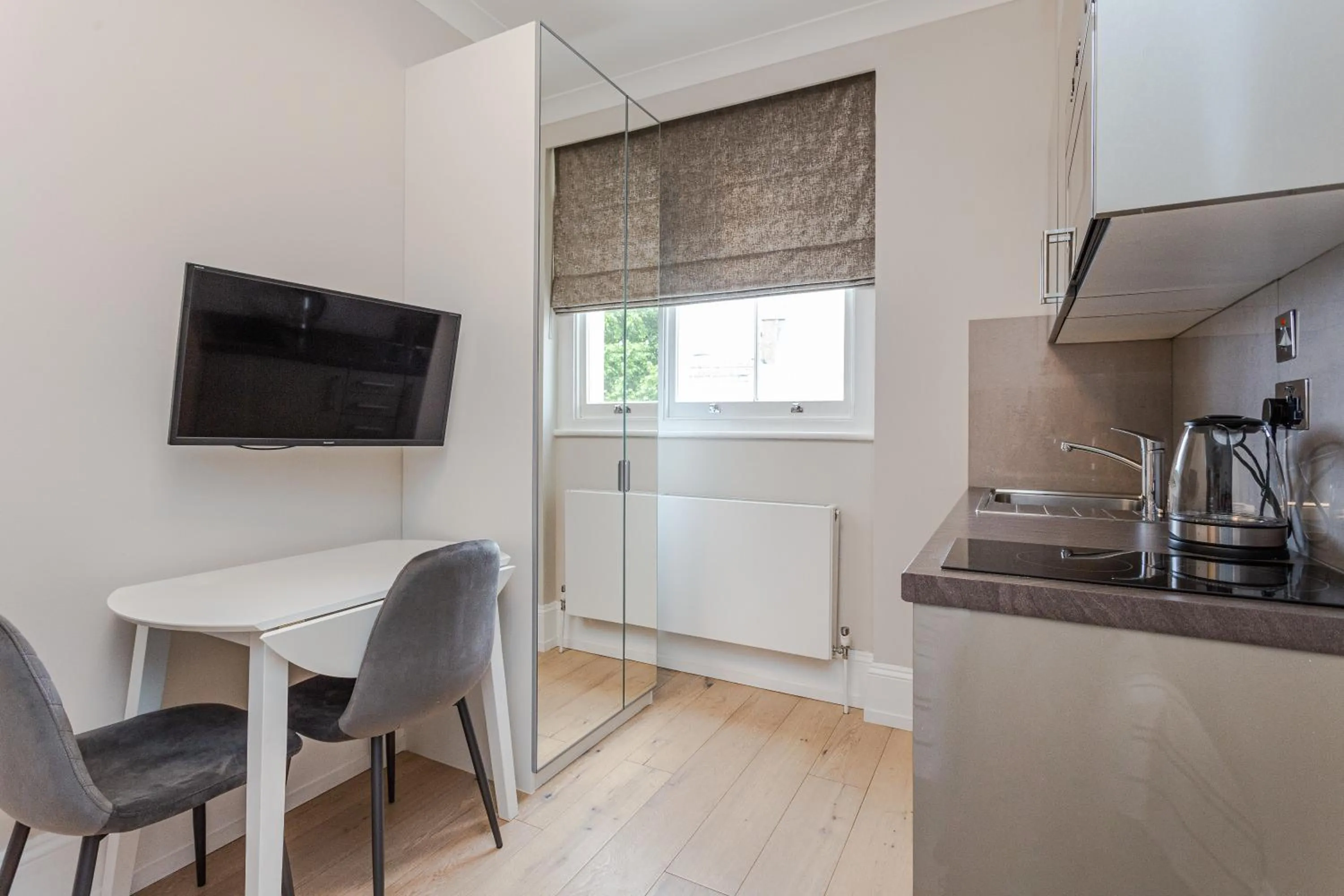 Dining area in Cleveland Residences Kensington