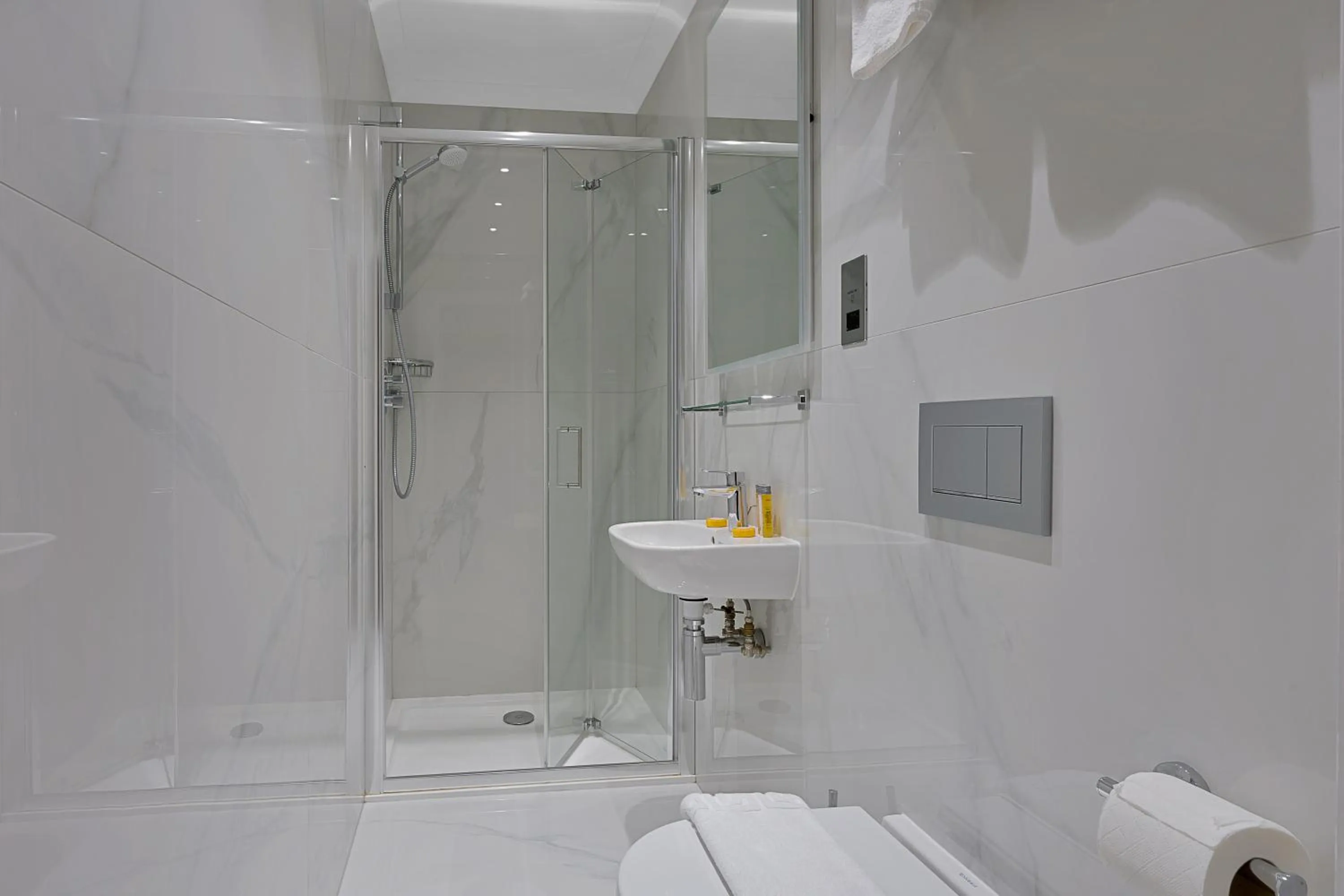 Bathroom in Cleveland Residences Kensington