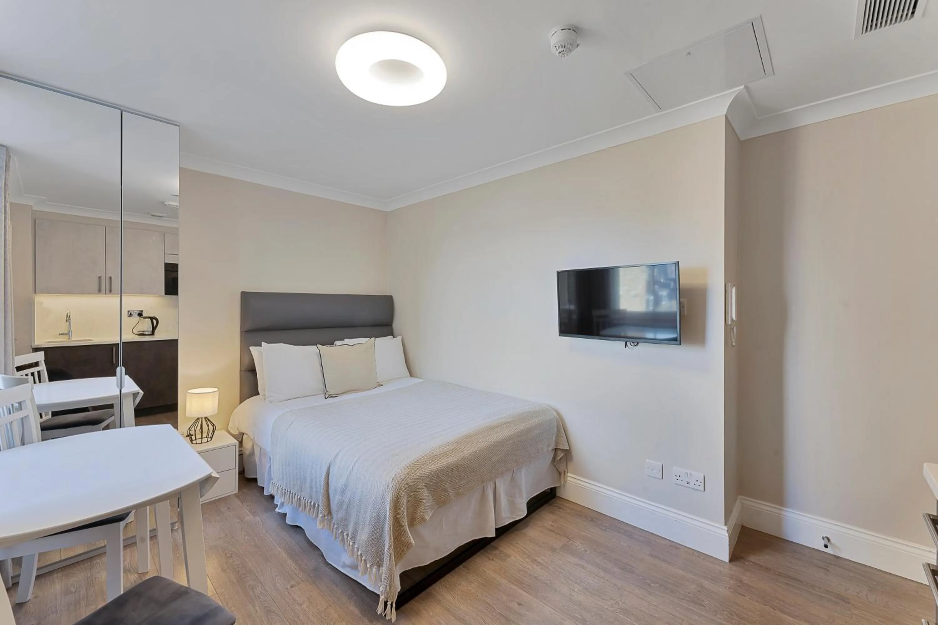 Bedroom, Bed in Cleveland Residences Kensington