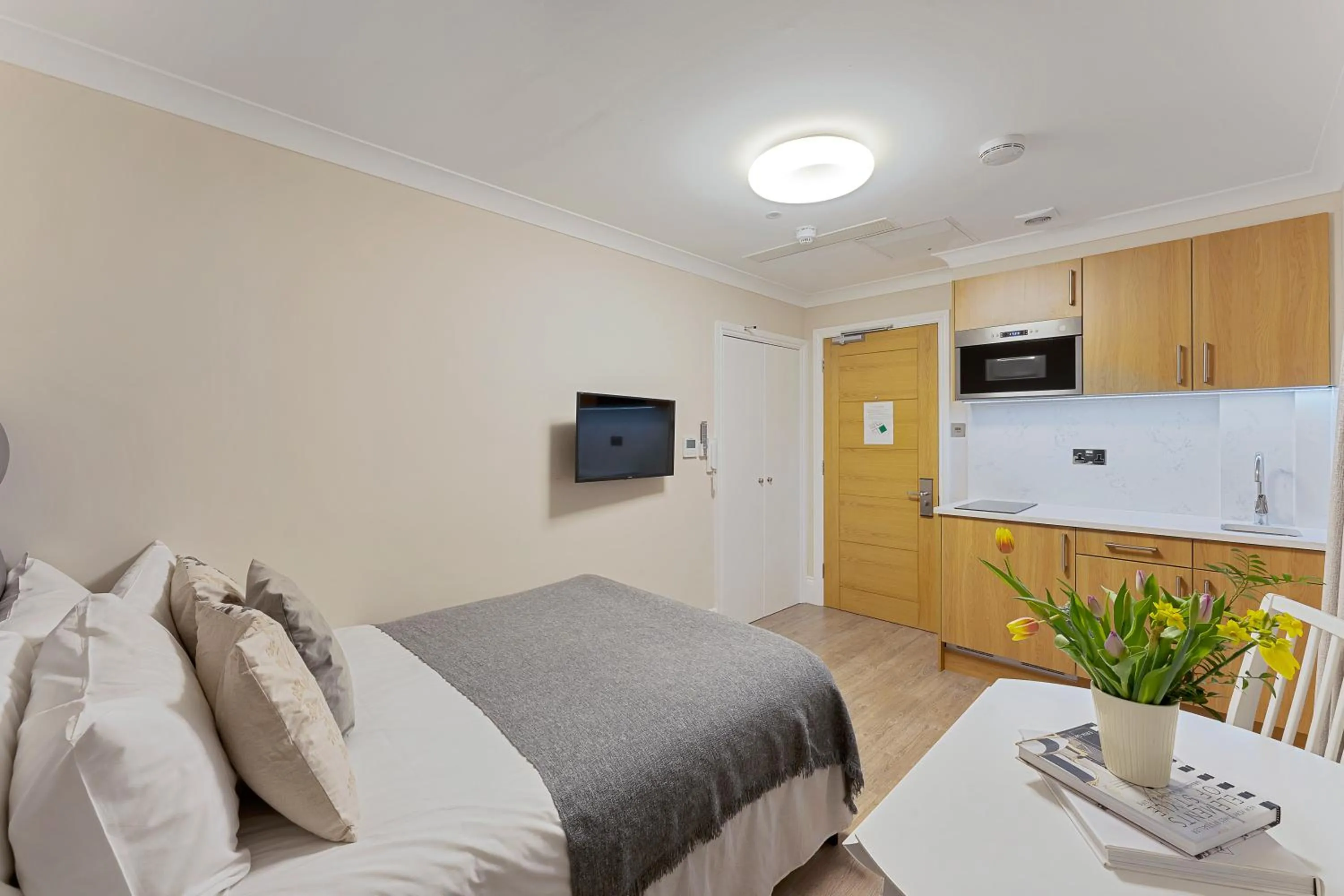 Photo of the whole room, Bed in Cleveland Residences Kensington