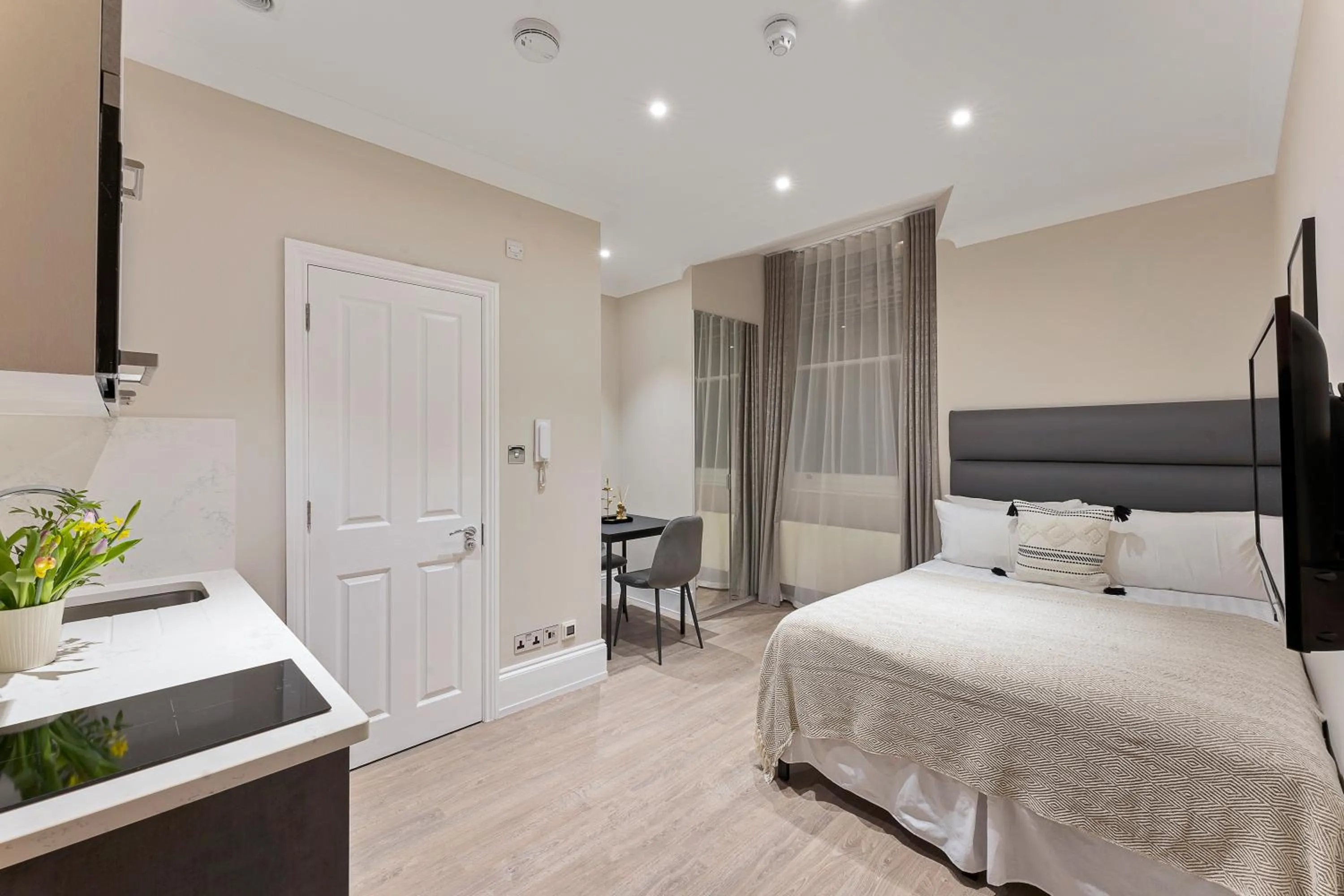 Photo of the whole room, Bed in Cleveland Residences Kensington