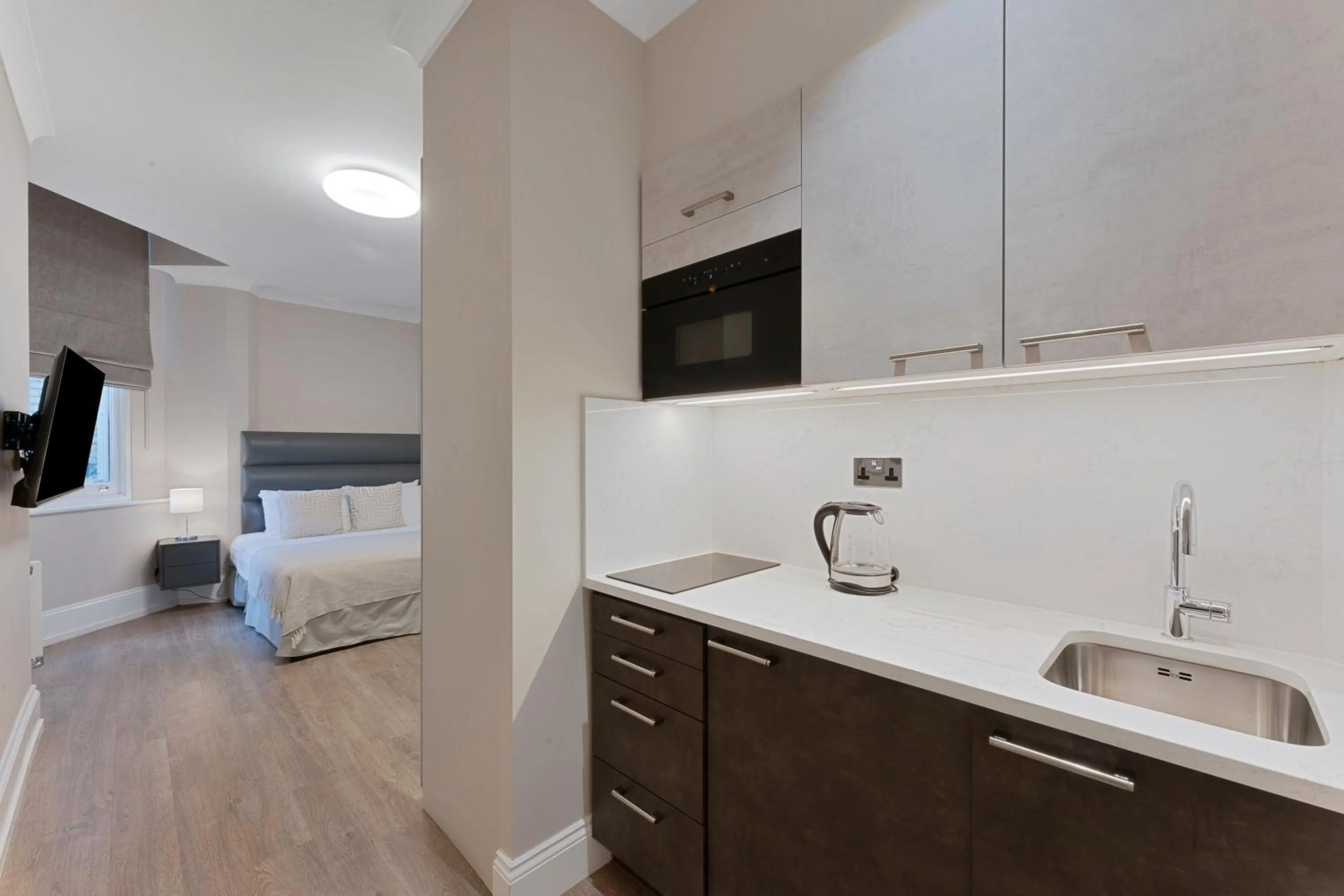 Photo of the whole room, Bed in Cleveland Residences Kensington