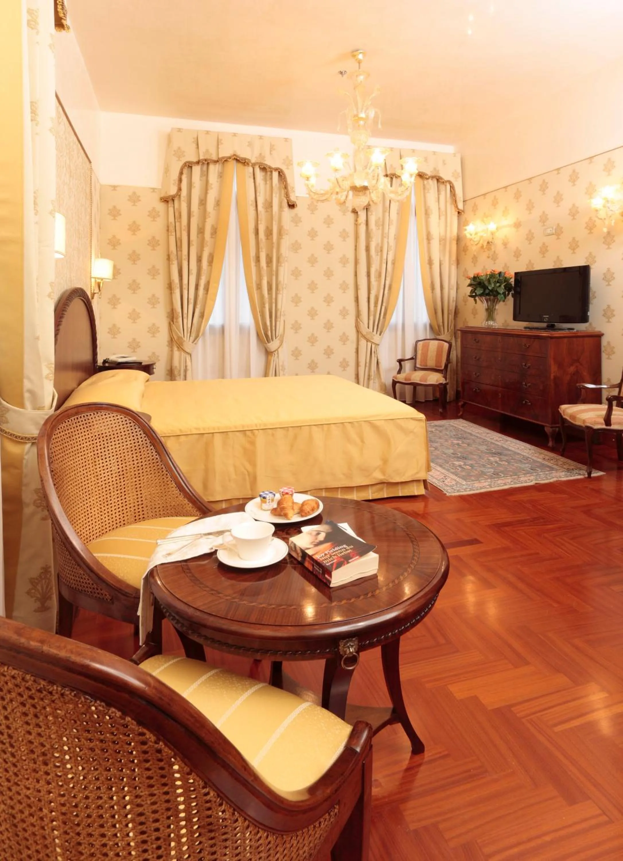 Photo of the whole room in Hotel Palazzo Stern
