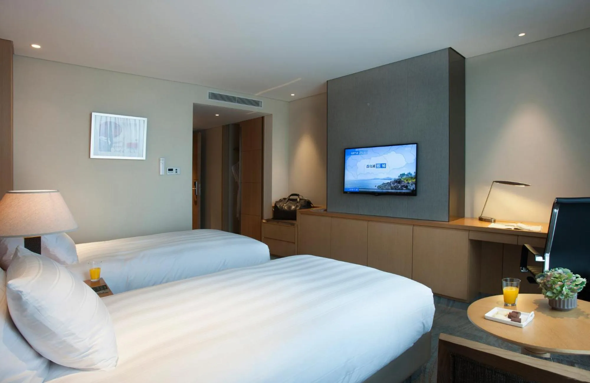 Bedroom, Bed in LOTTE CITY HOTEL Jeju Airport