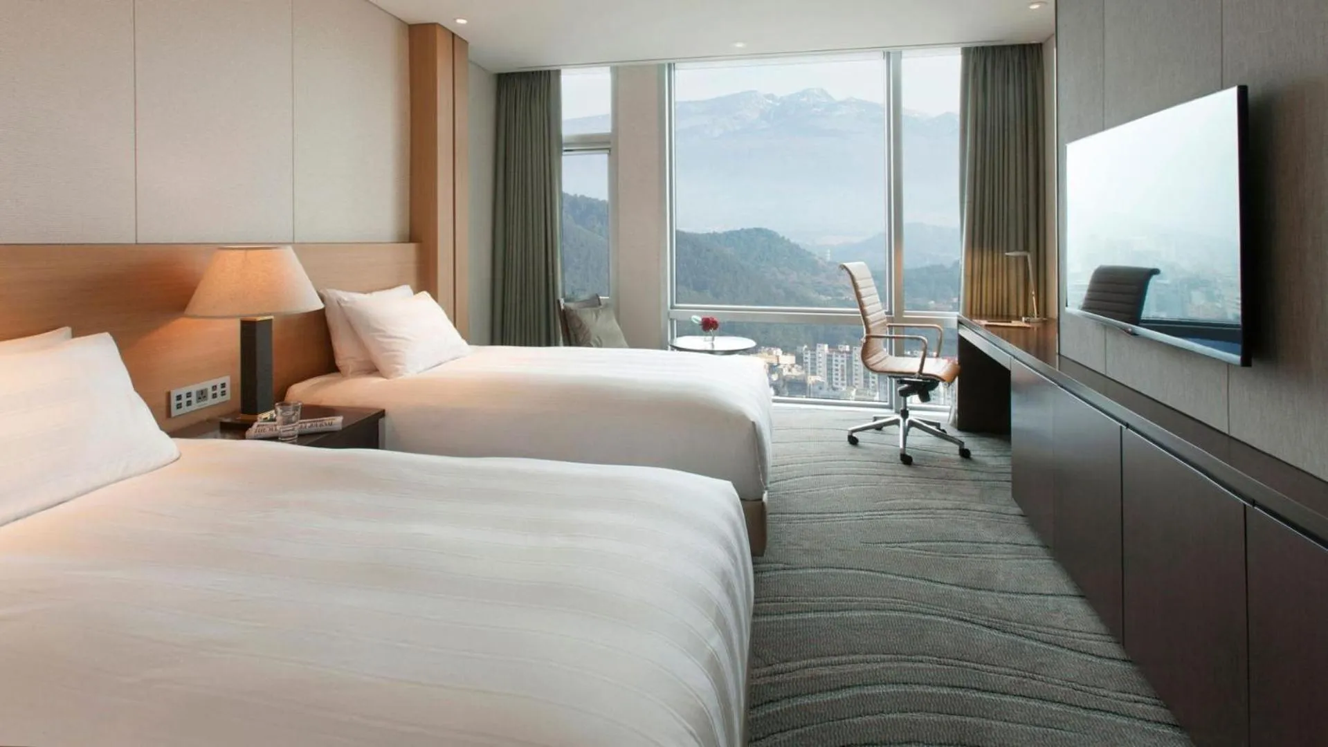 Mountain view, Bed in LOTTE CITY HOTEL Jeju Airport