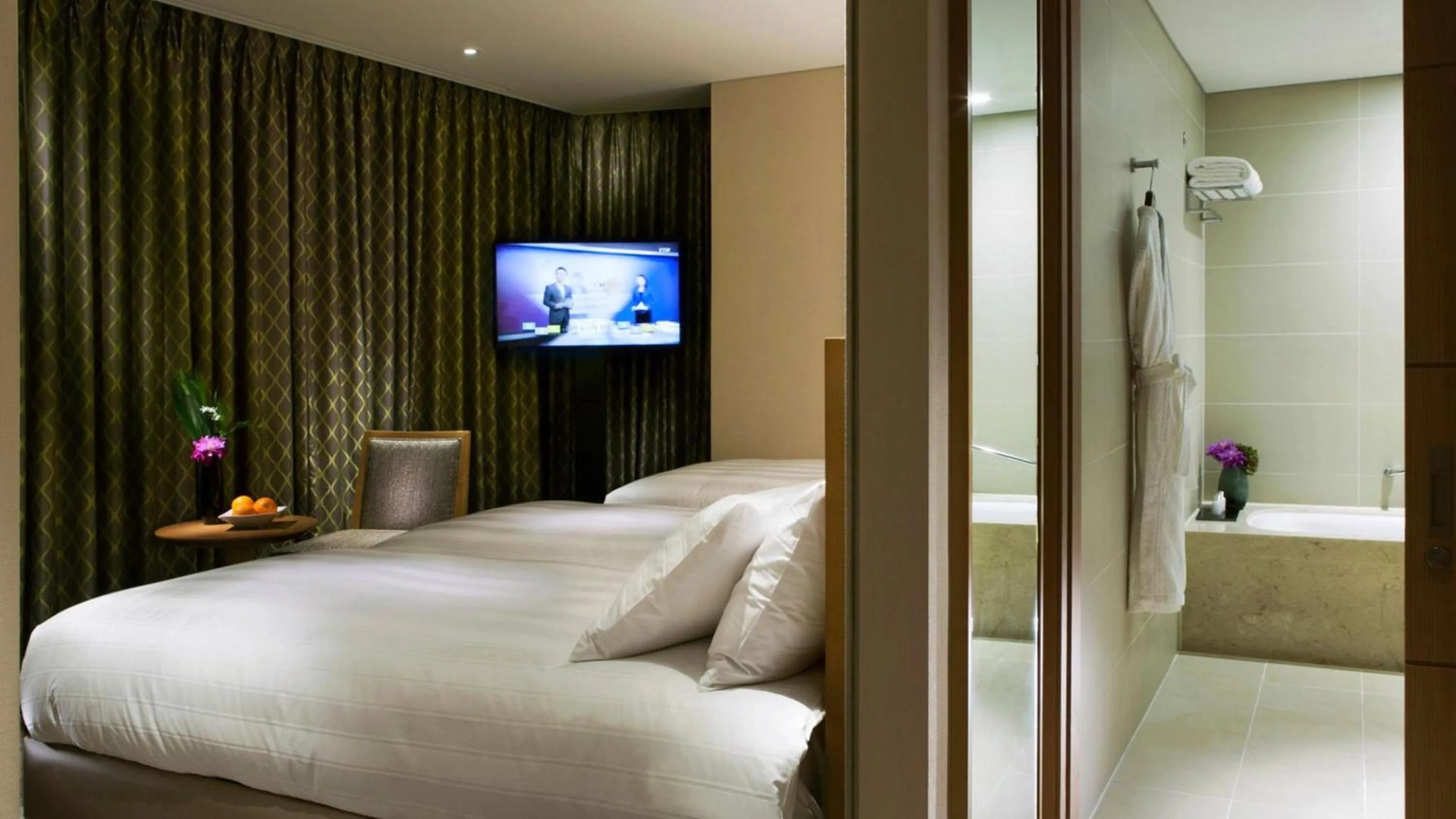 Bed in LOTTE CITY HOTEL Jeju Airport