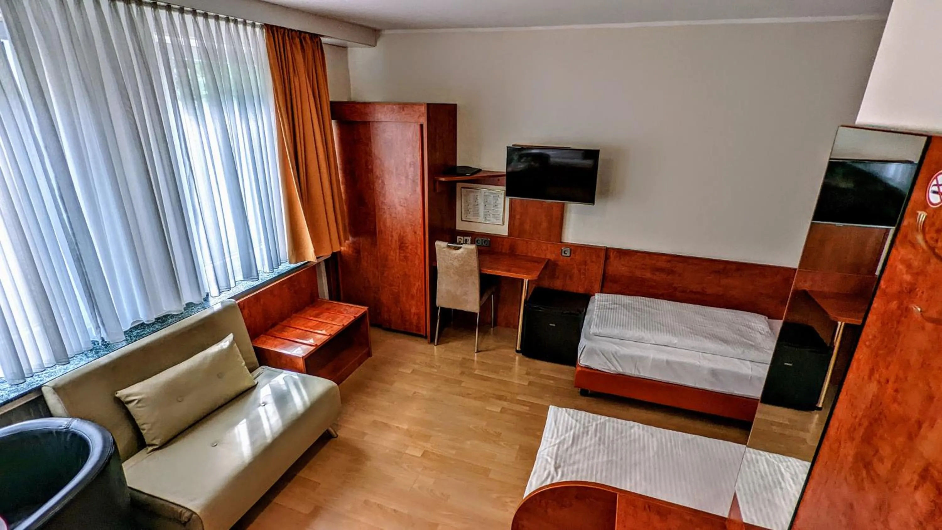 Photo of the whole room, Bed in Hotel am Rathaus