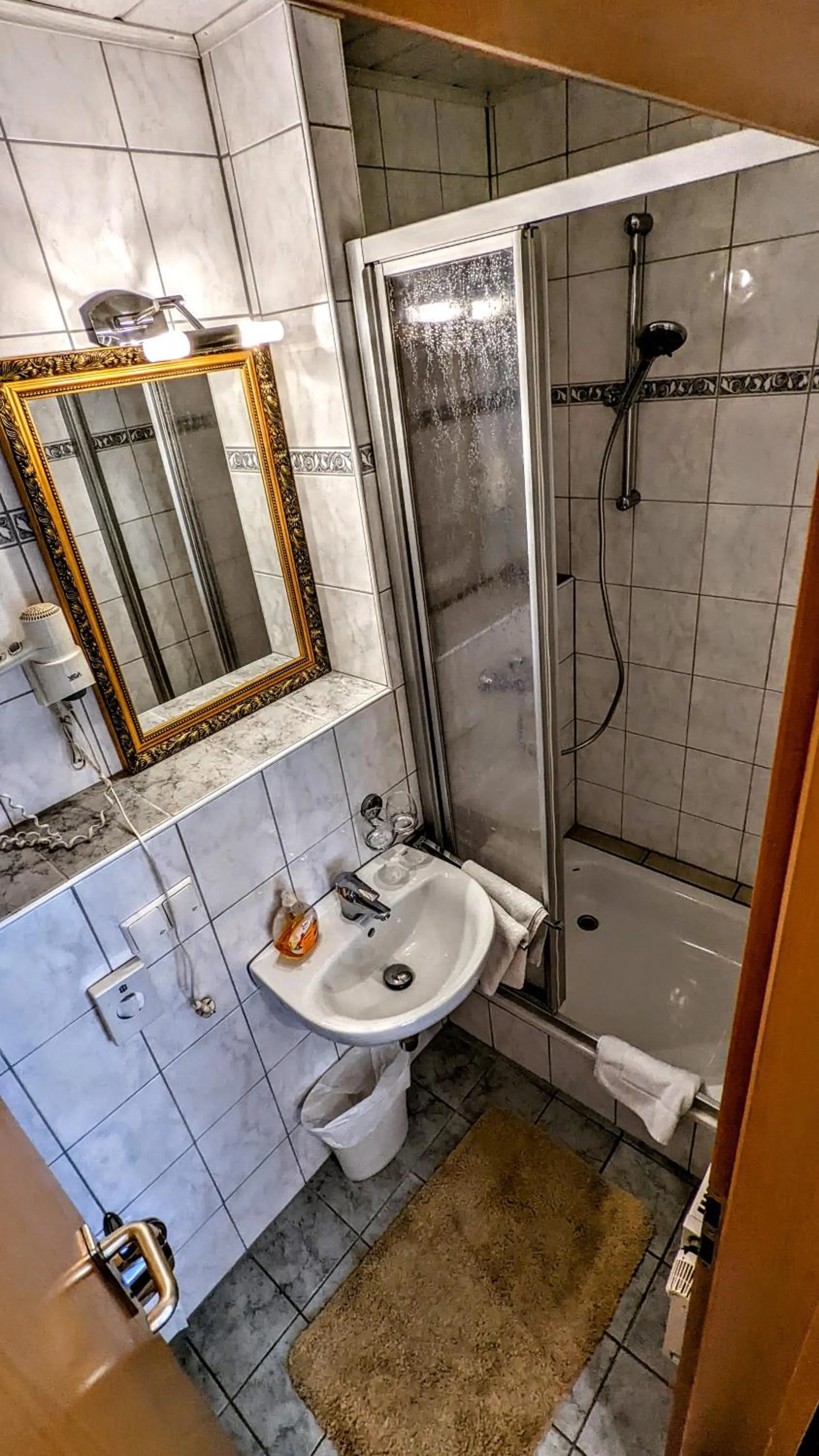 Bathroom in Hotel am Rathaus