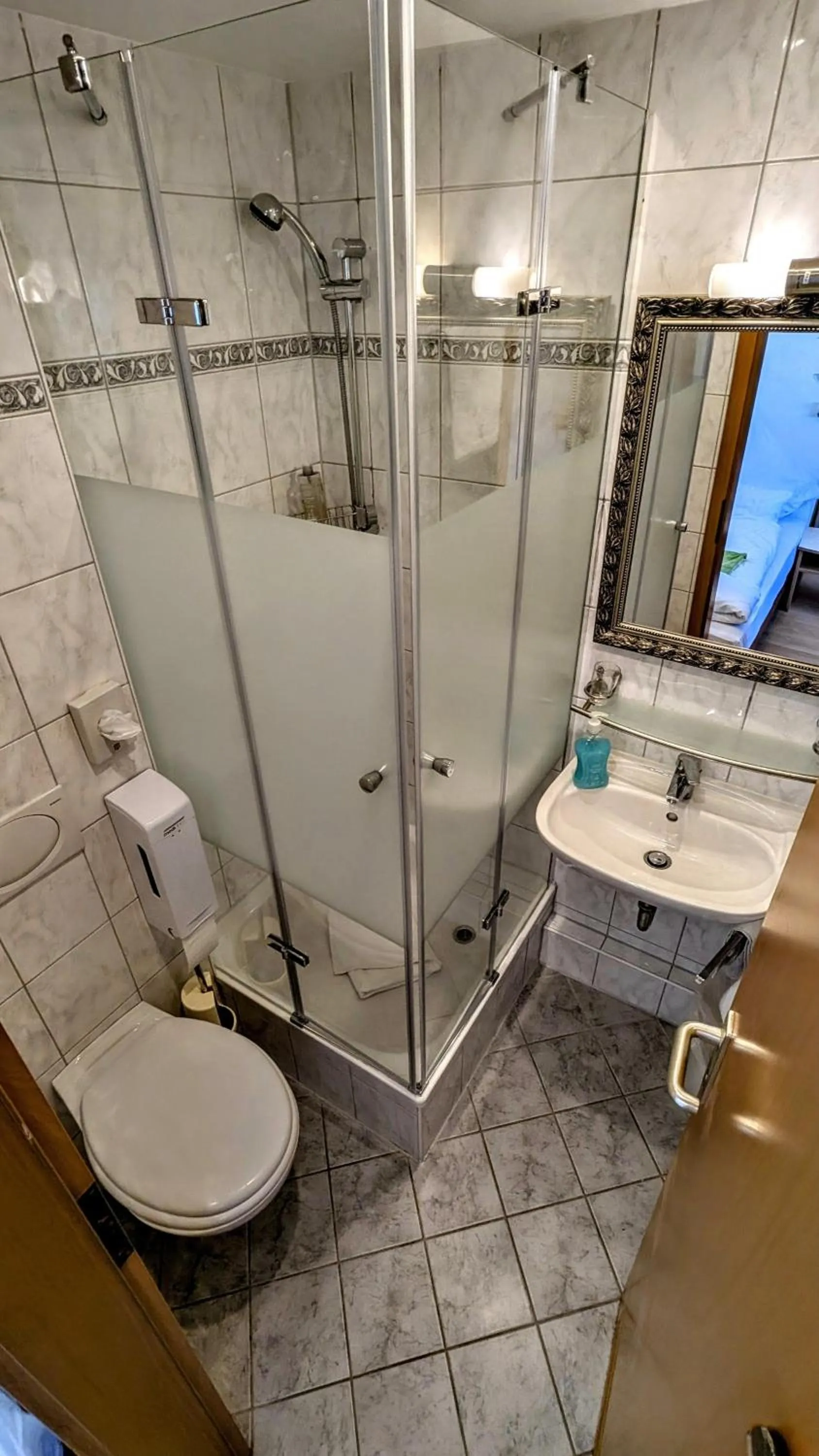 Bathroom in Hotel am Rathaus