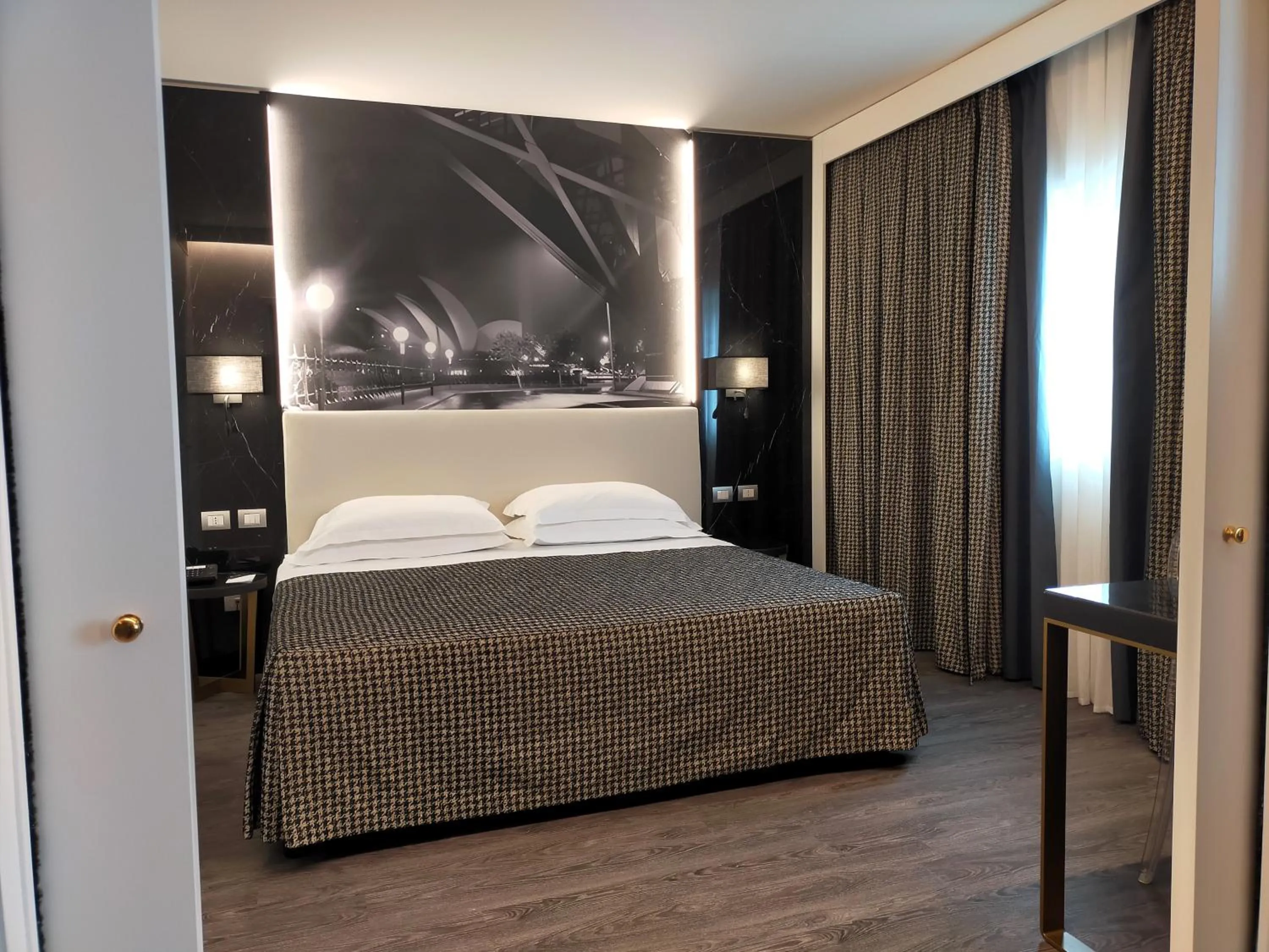 Photo of the whole room, Bed in The Sydney Hotel