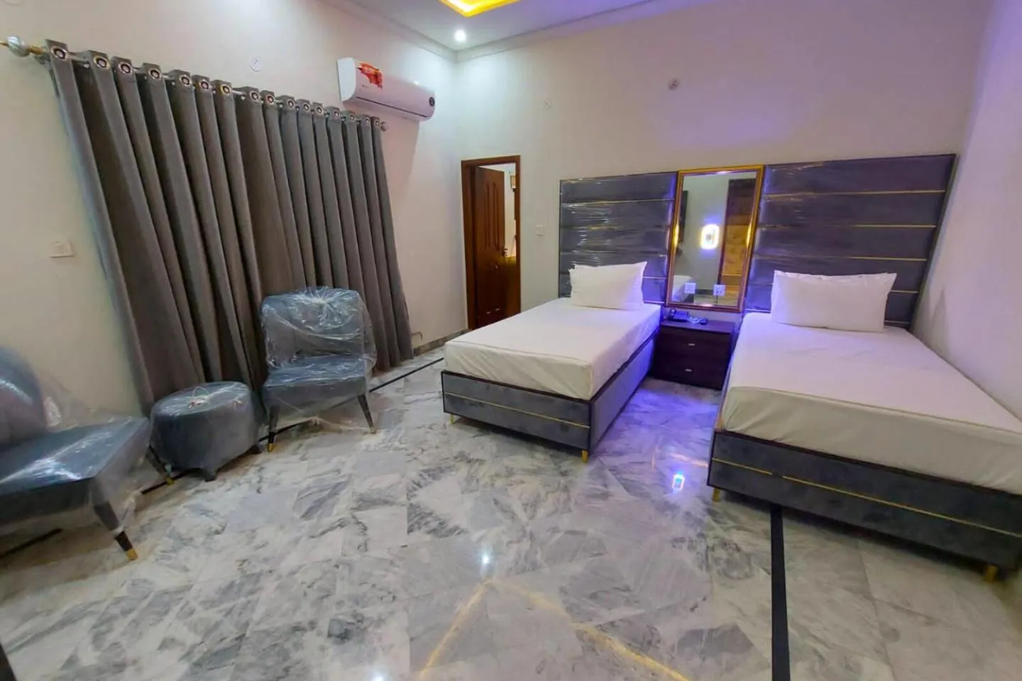 Photo of the whole room, Bed in Red Fort Hotel Gulberg