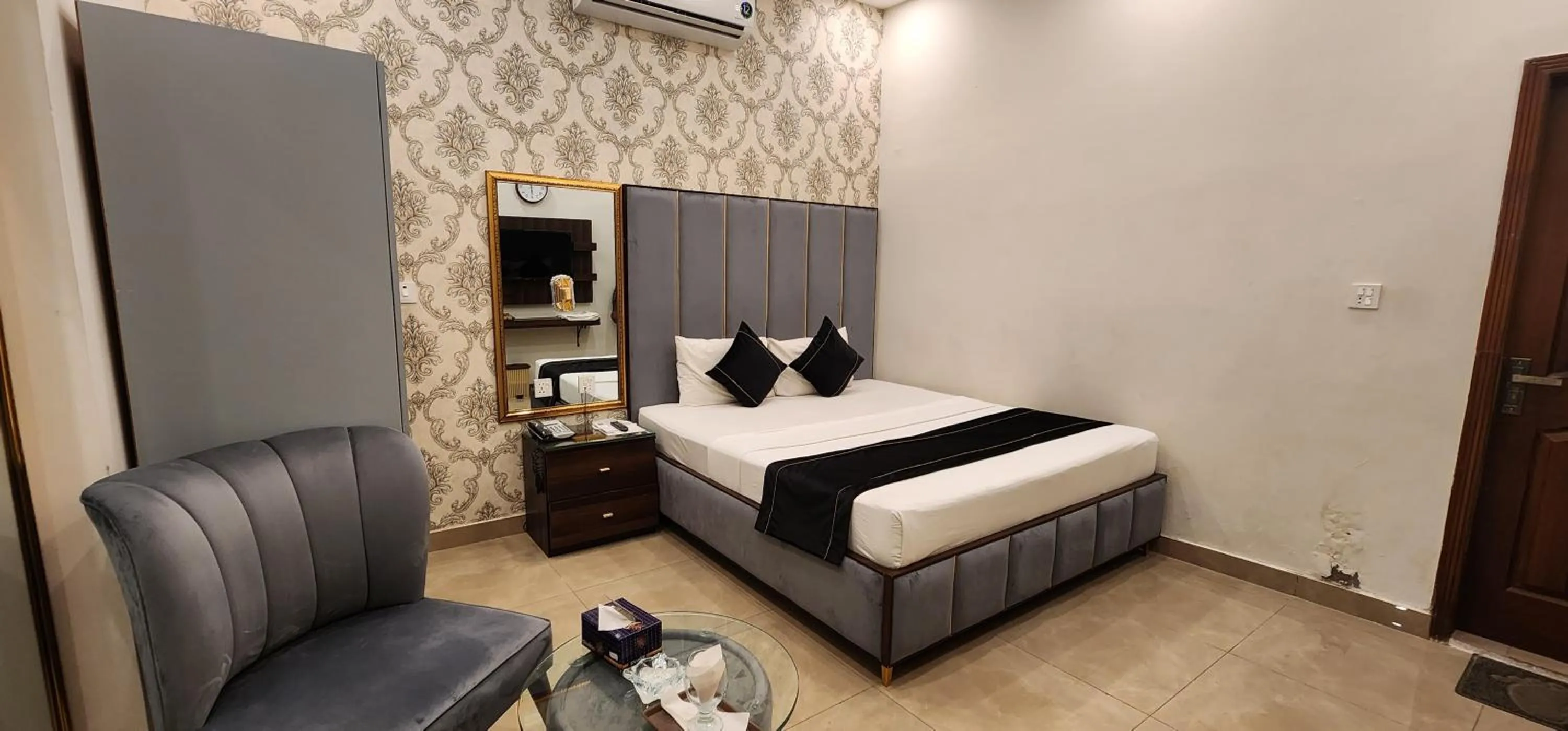 Bed in Red Fort Hotel Gulberg