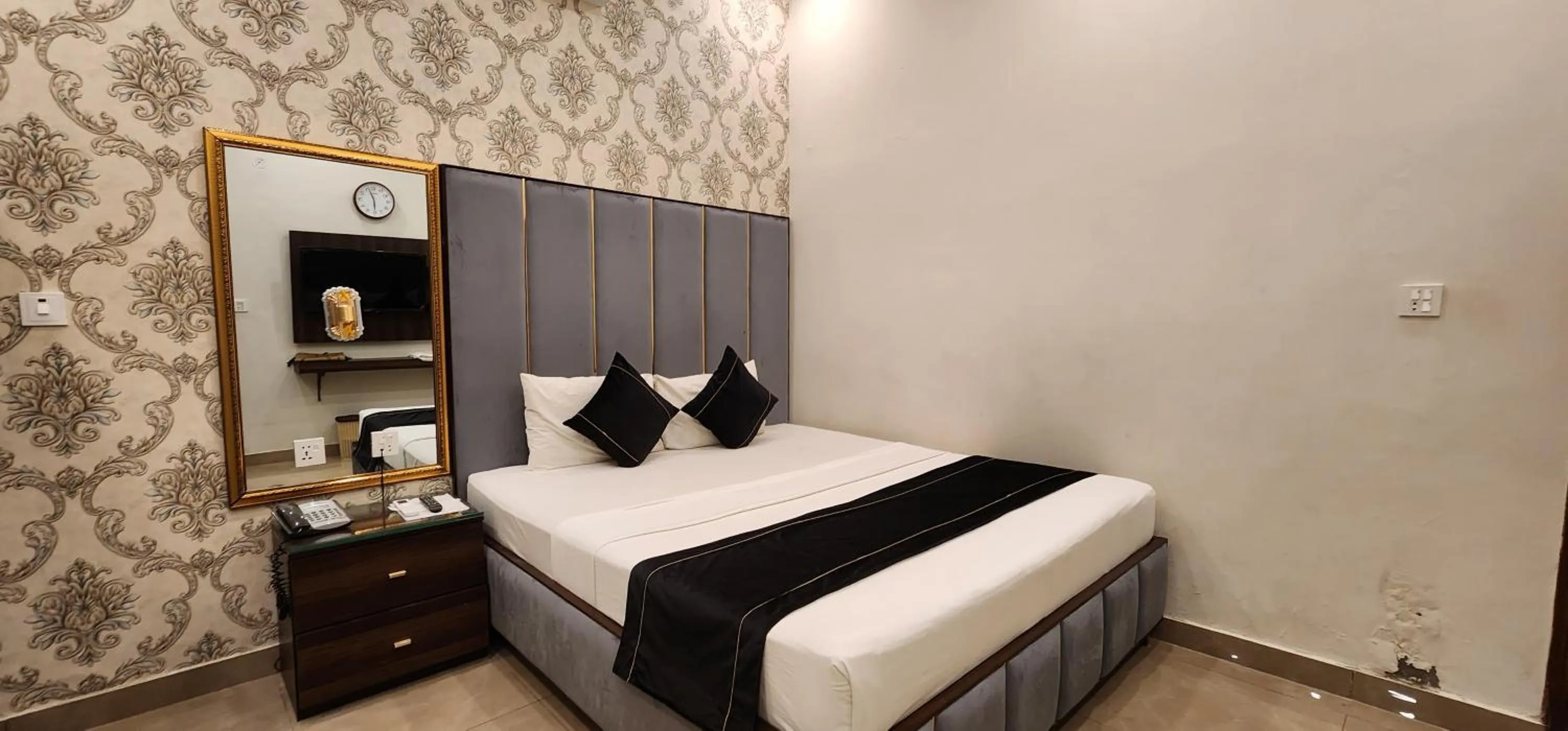 Bedroom, Bed in Red Fort Hotel Gulberg