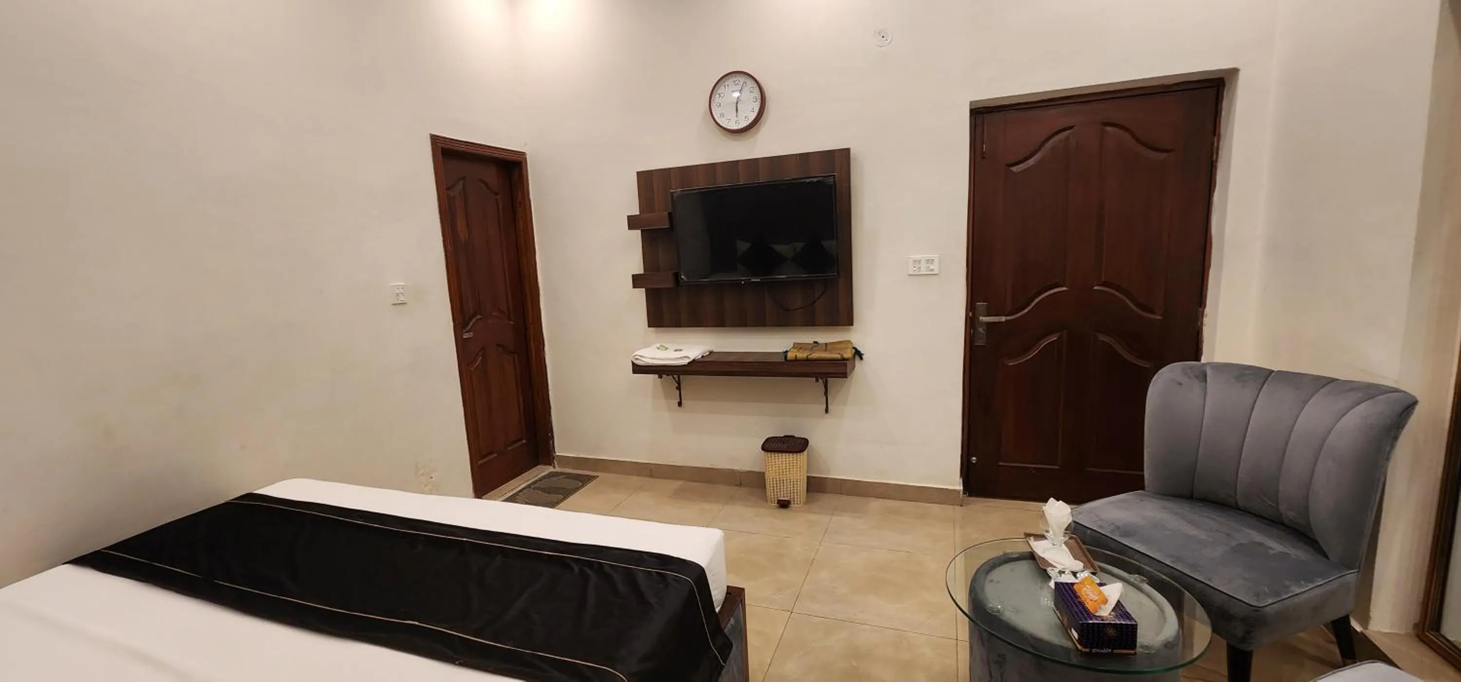 TV and multimedia, Bed in Red Fort Hotel Gulberg