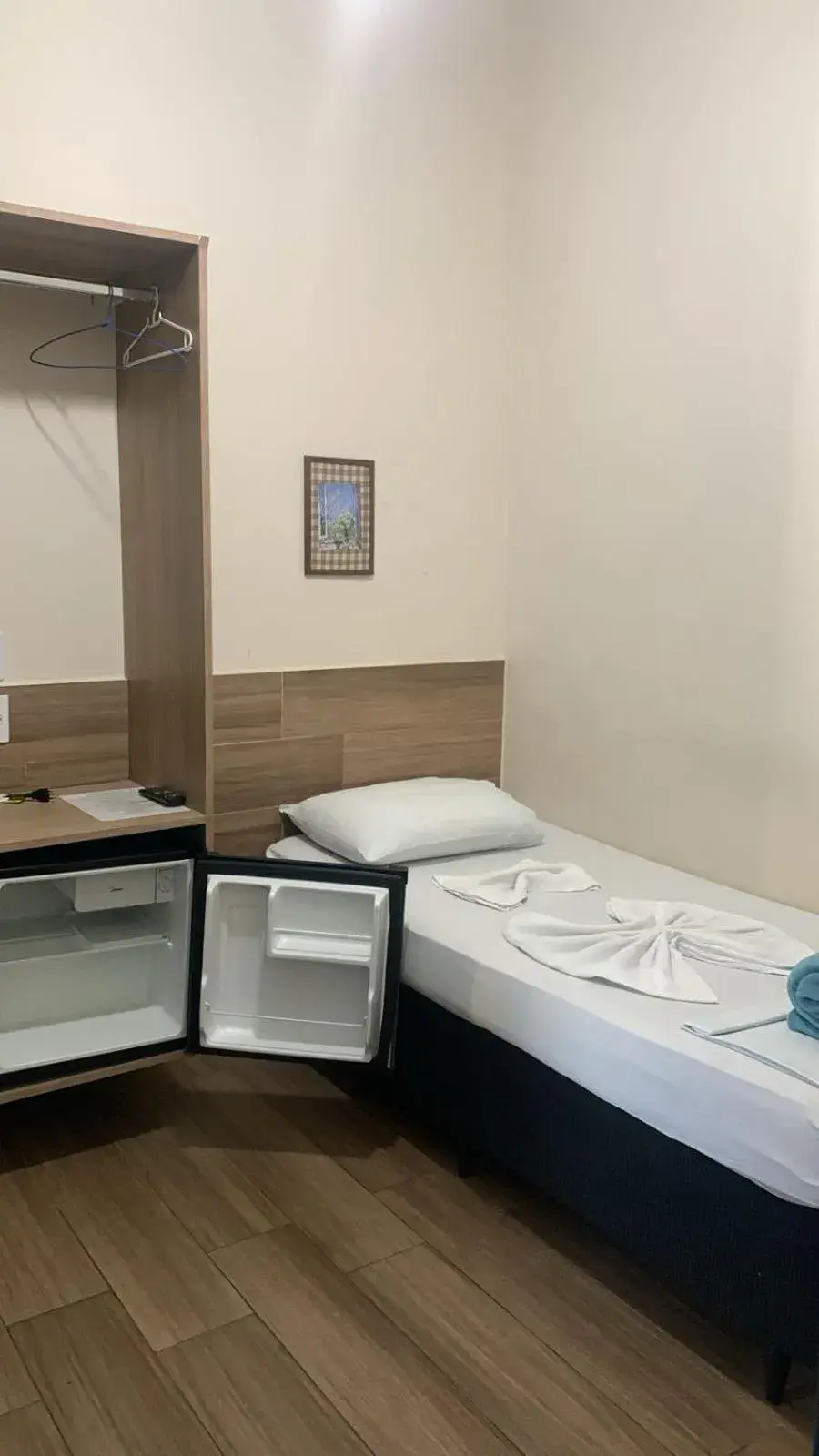 Budget Single Room - single occupancy in AVENIDA HOTEL DE RESENDE Budget Single Room - single occupancy in AVENIDA HOTEL DE RESENDE