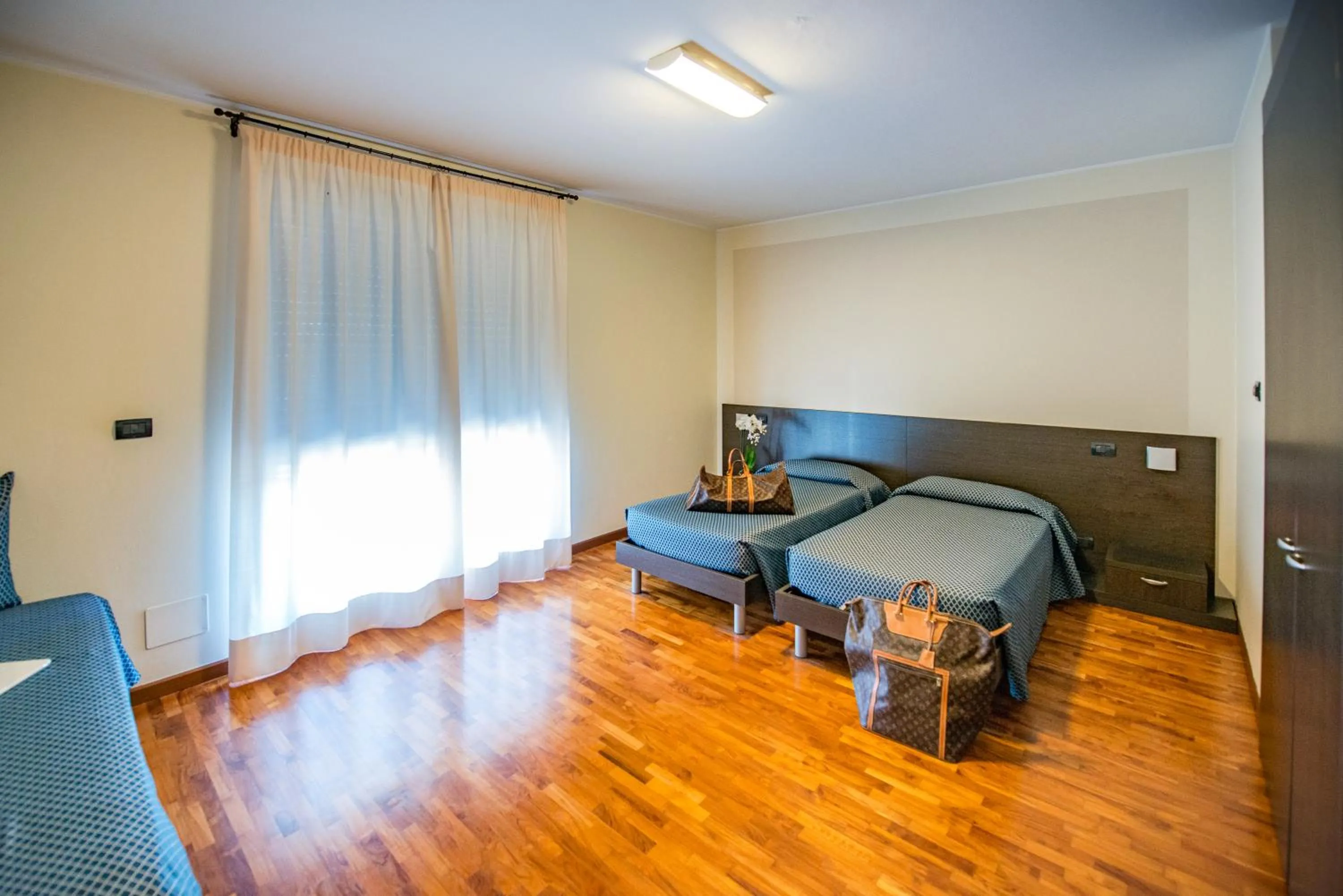 Shower, Bed in Draconerium Hotel