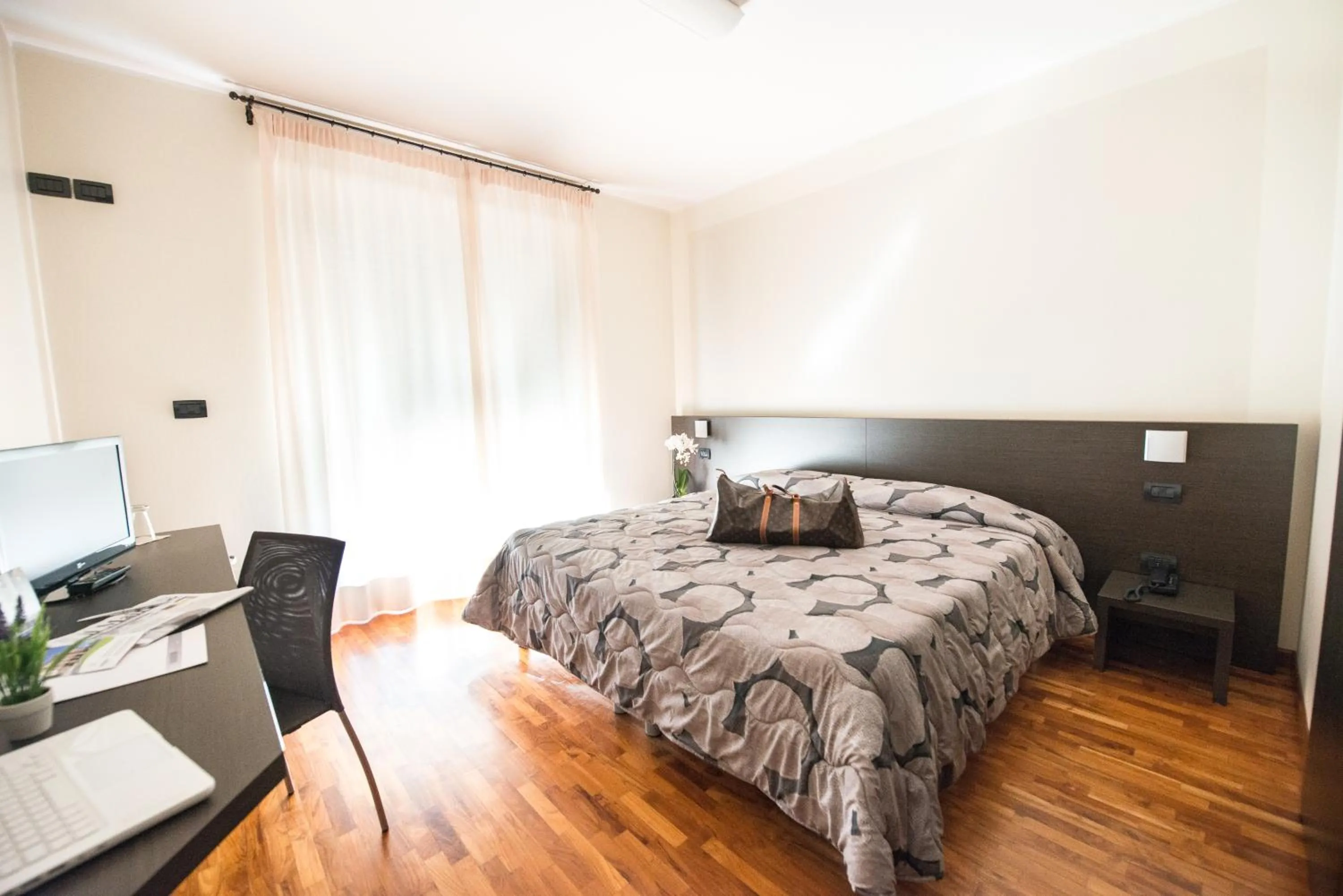 Bathroom, Bed in Draconerium Hotel