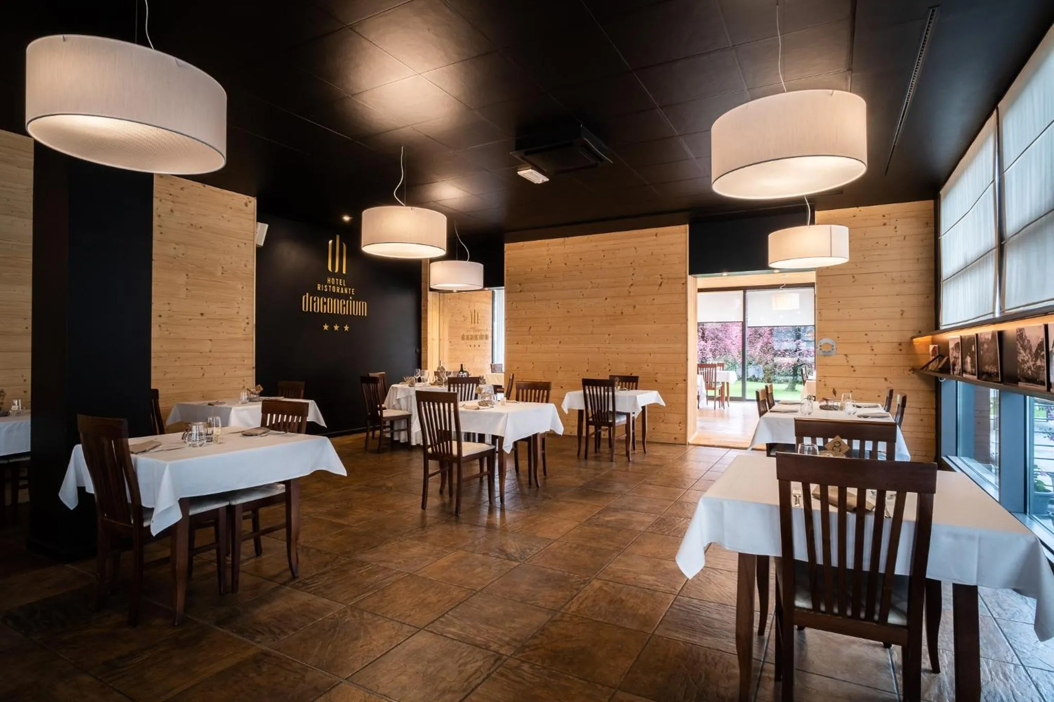 Restaurant/places to eat in Draconerium Hotel