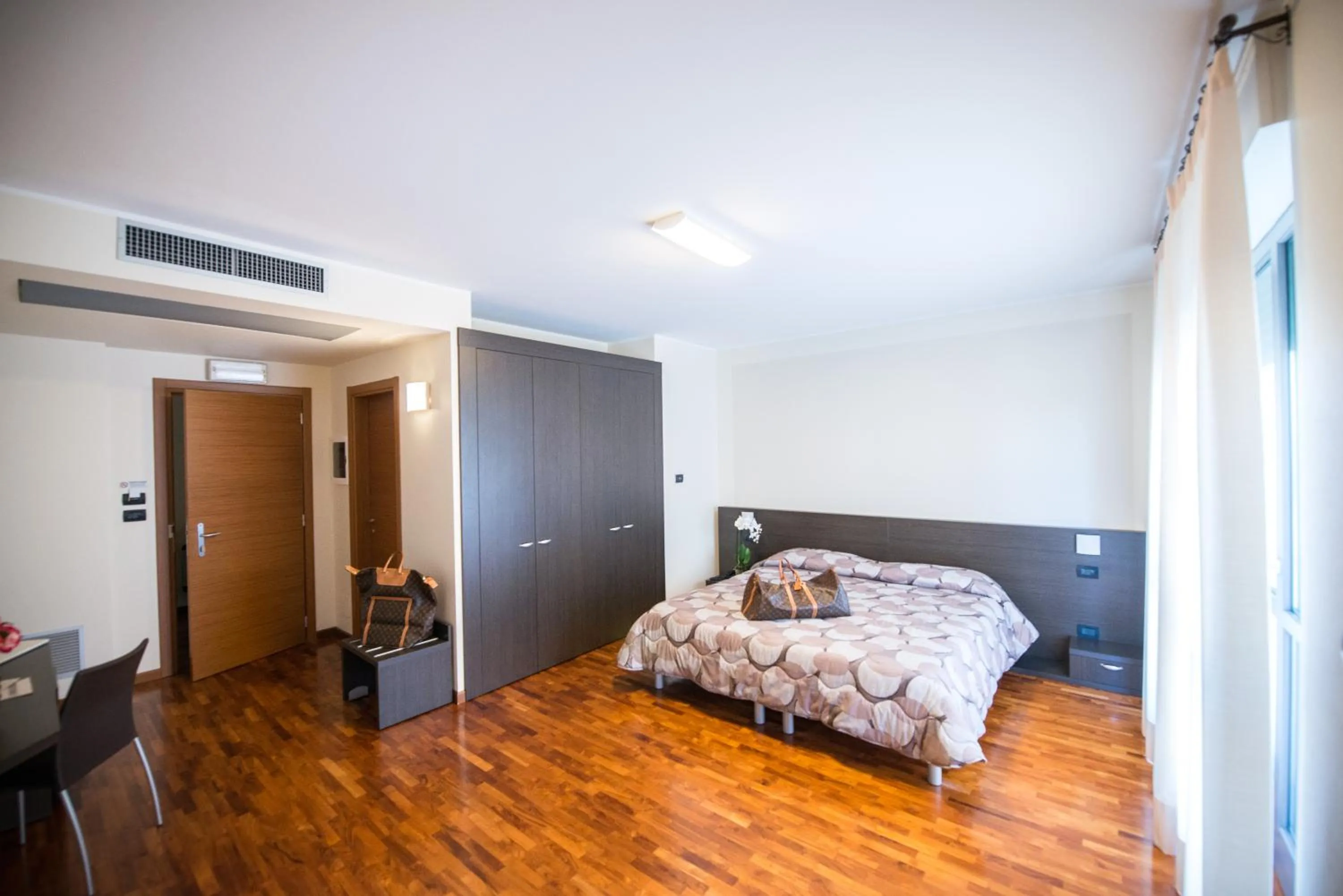 Shower, Bed in Draconerium Hotel