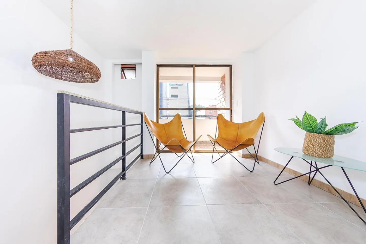 Living room, Bed in Hotel Medallo City