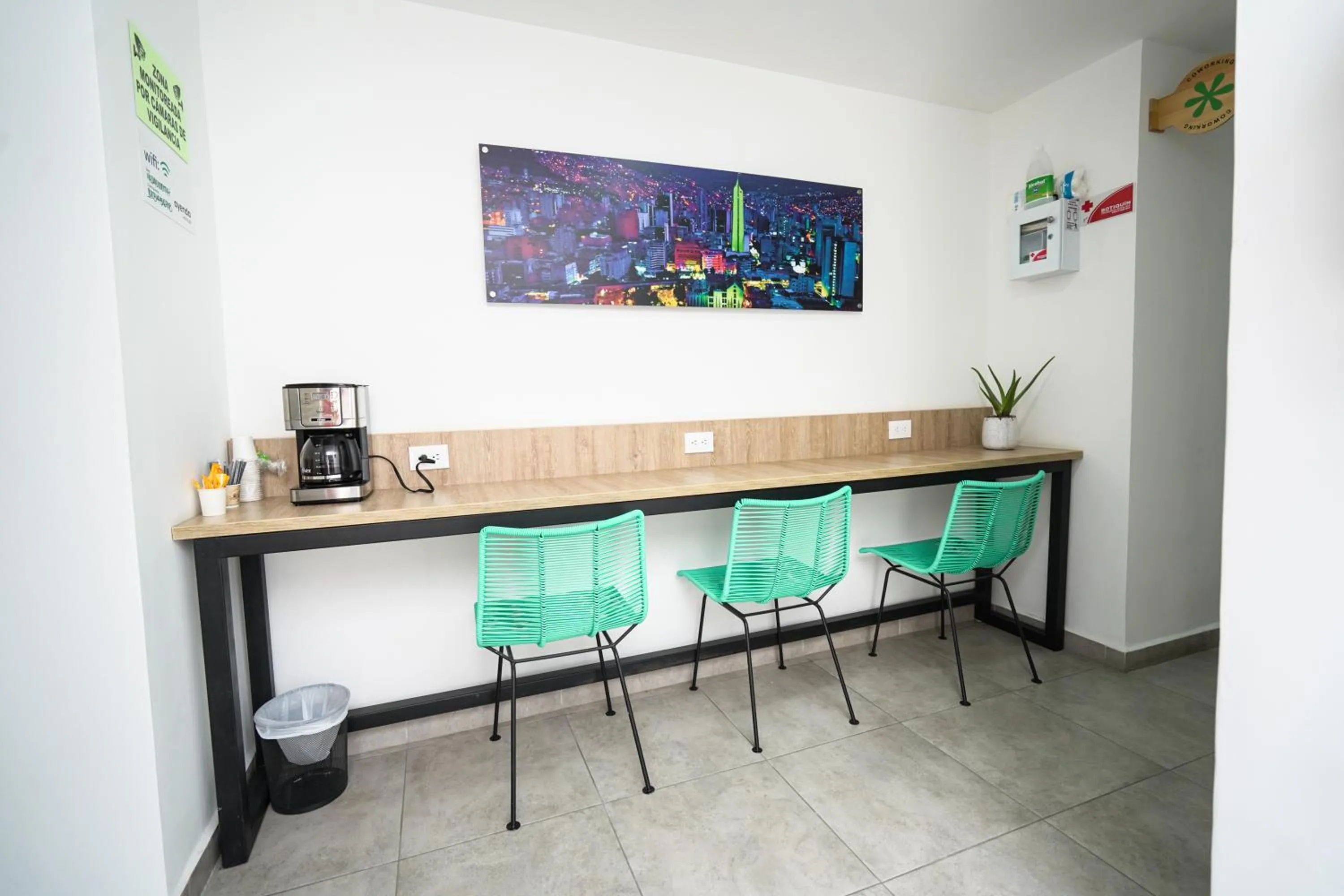 Coffee/tea facilities in Hotel Medallo City