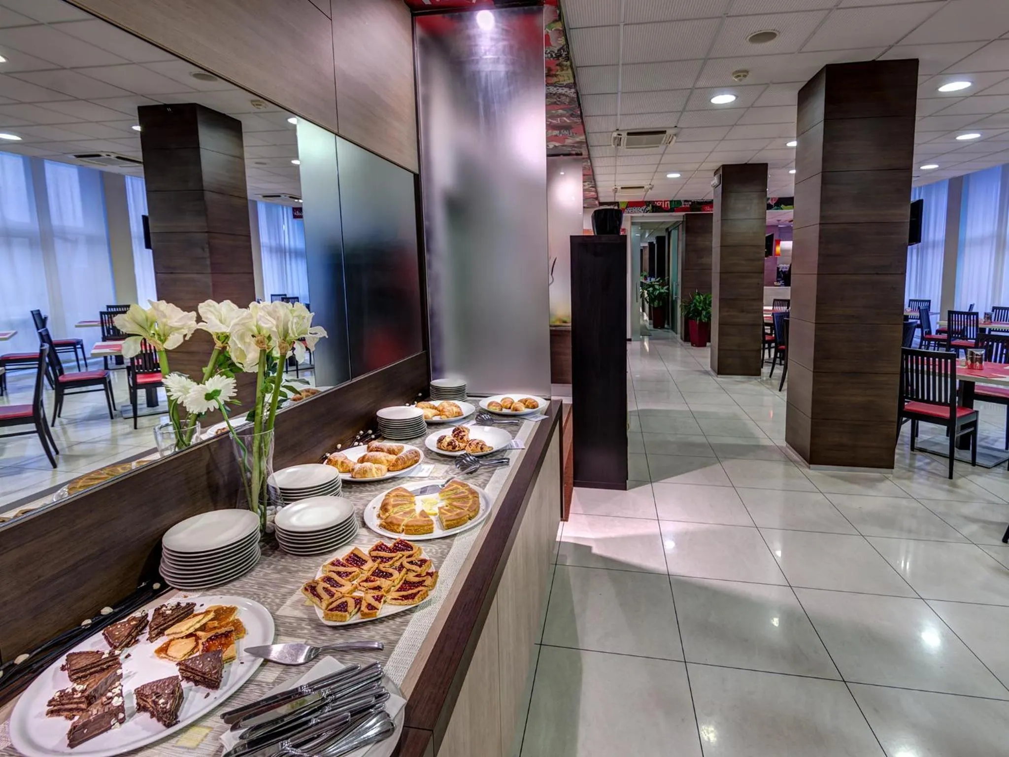 Restaurant/places to eat in Hotel Capital