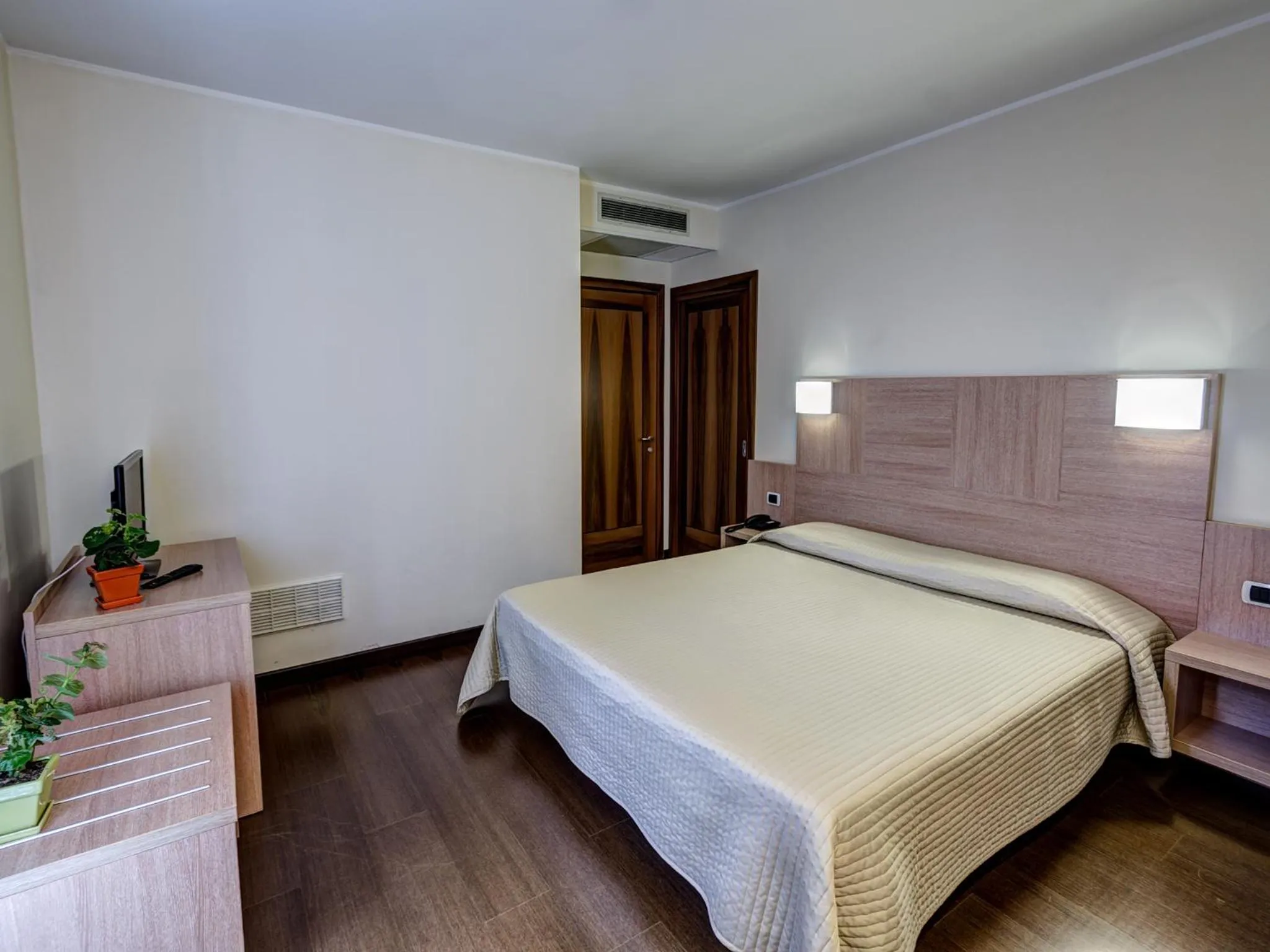 TV and multimedia, Bed in Hotel Capital