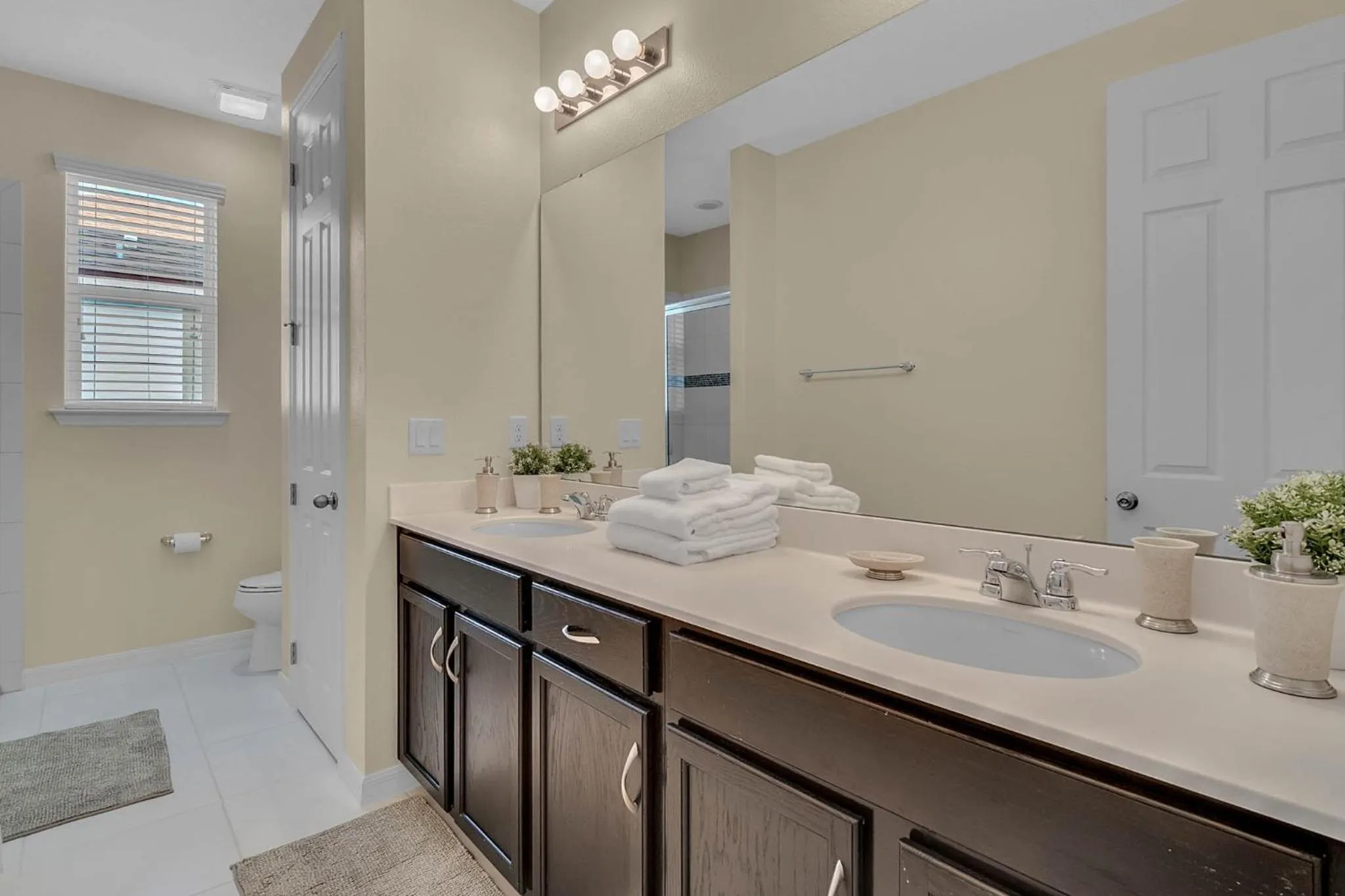 Property building in 5 Bedrooms 55 Bathrooms Solara 9026 Pc