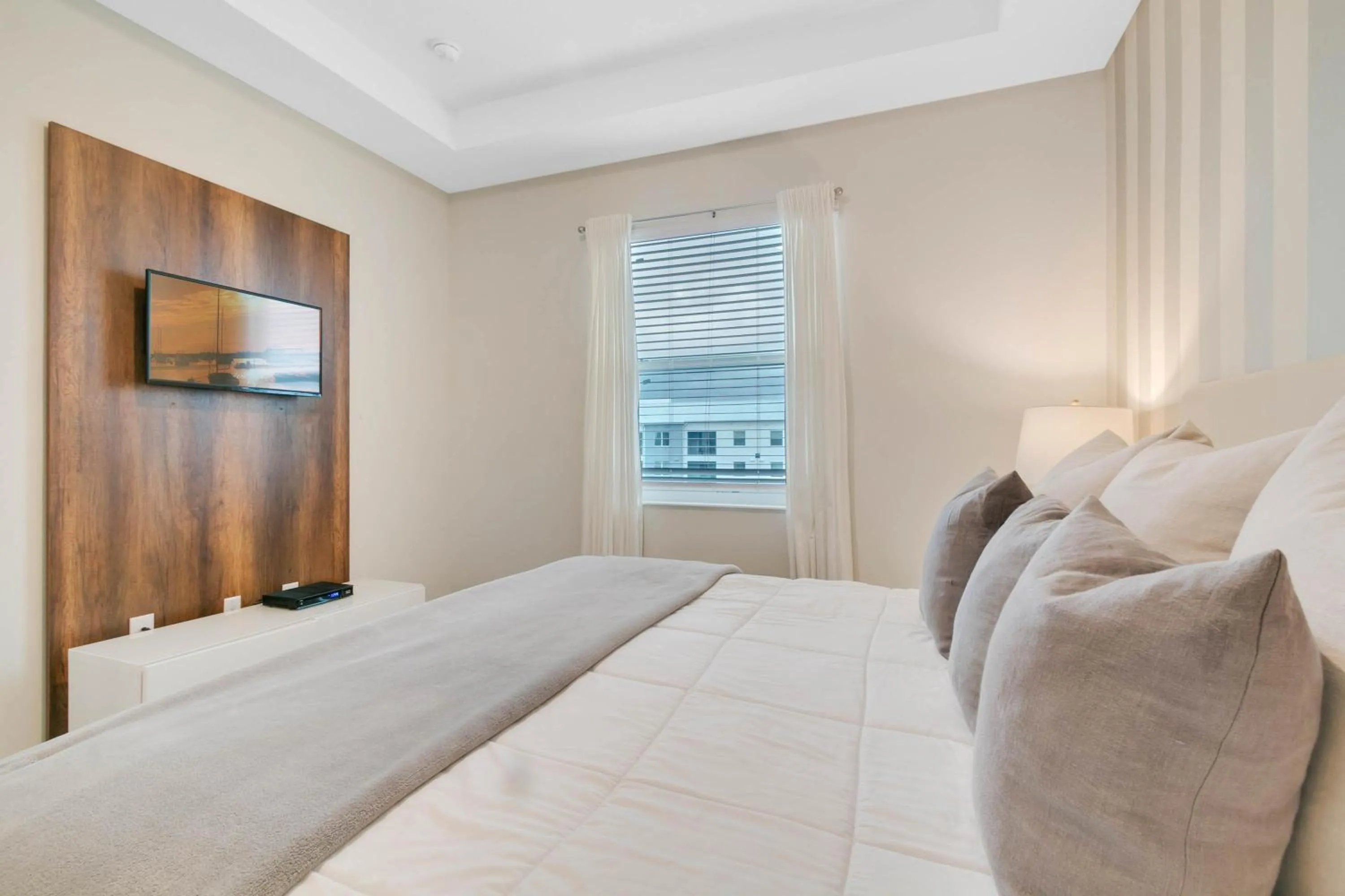 Property building, Bed in 2 Bedrooms 2 Bathrooms Storey Lake 3120-403 Pc