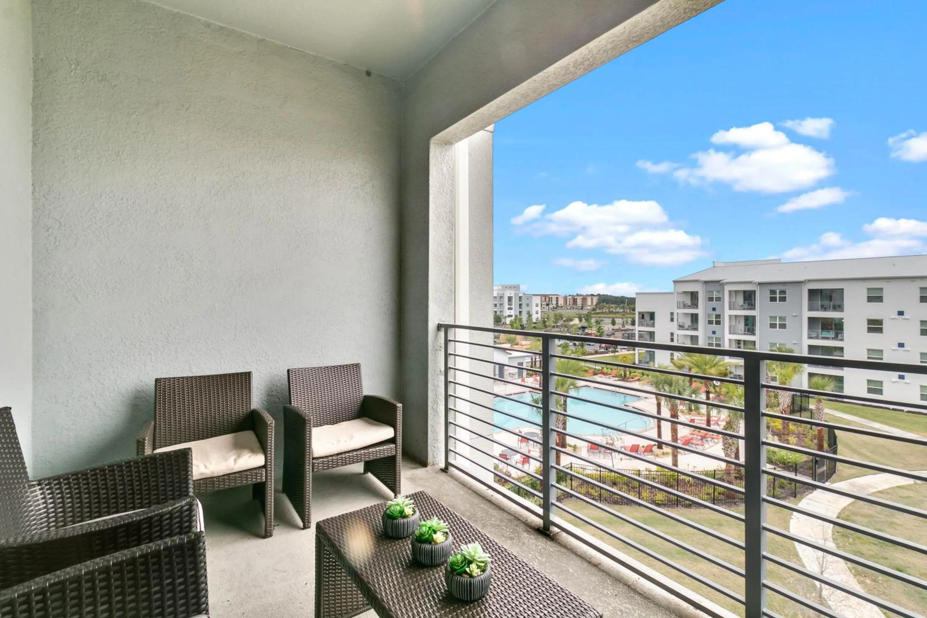 Property building in 2 Bedrooms 2 Bathrooms Storey Lake 3120-403 Pc