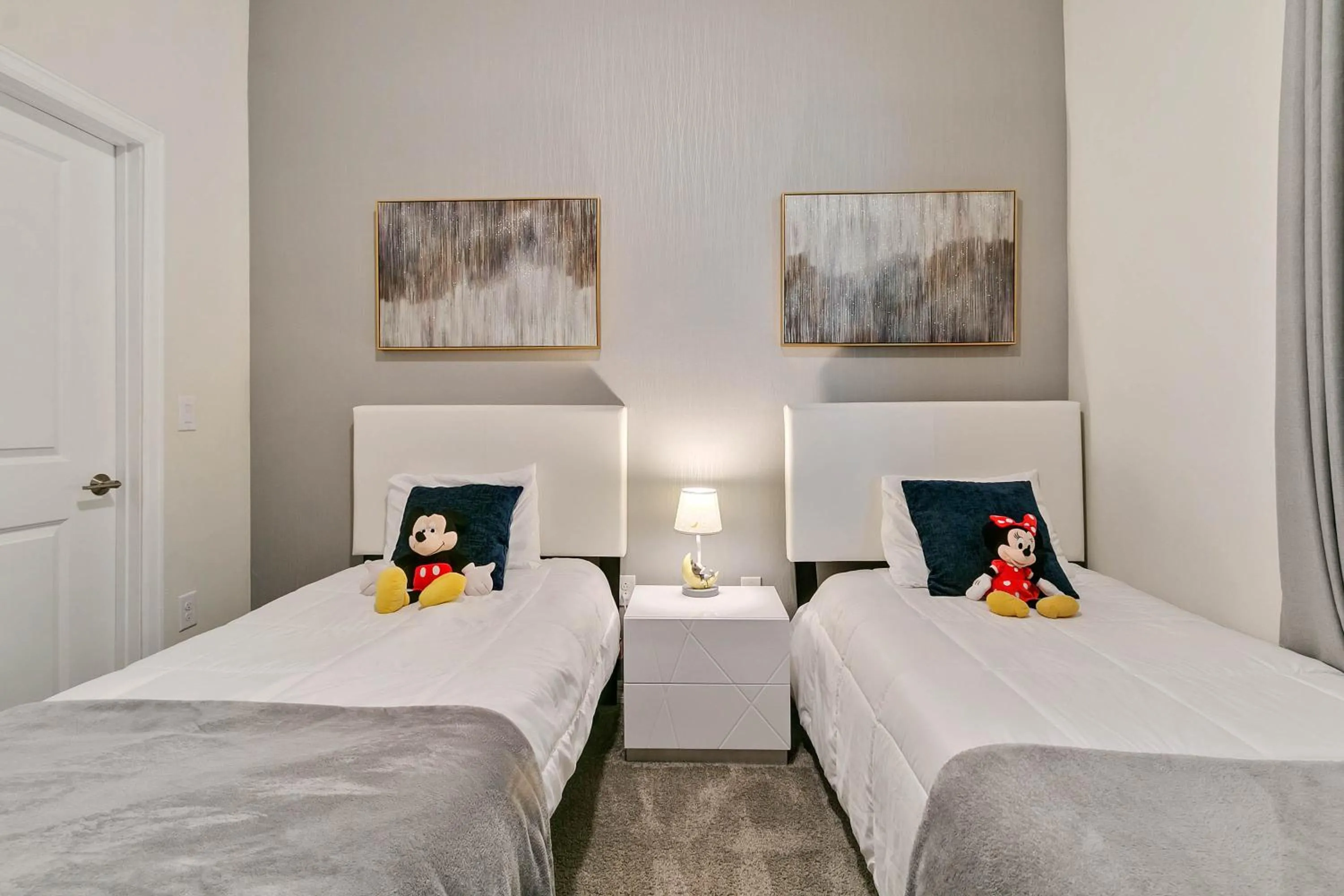 Property building, Bed in 2 Bedrooms 2 Bathrooms Storey Lake 3120-403 Pc