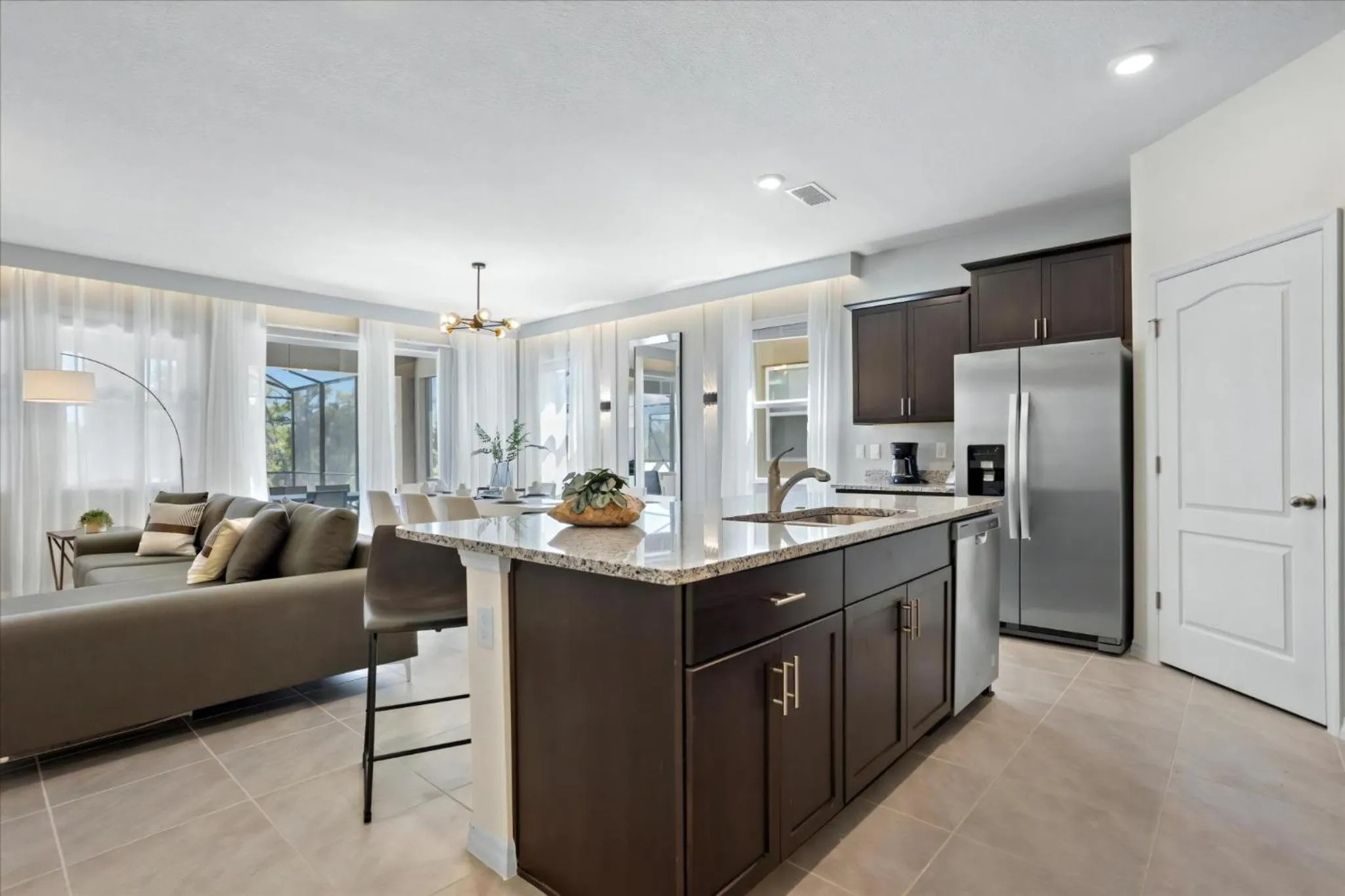 Property building in 6 Bedrooms 5 Bathrooms Solterra 7623 Ol