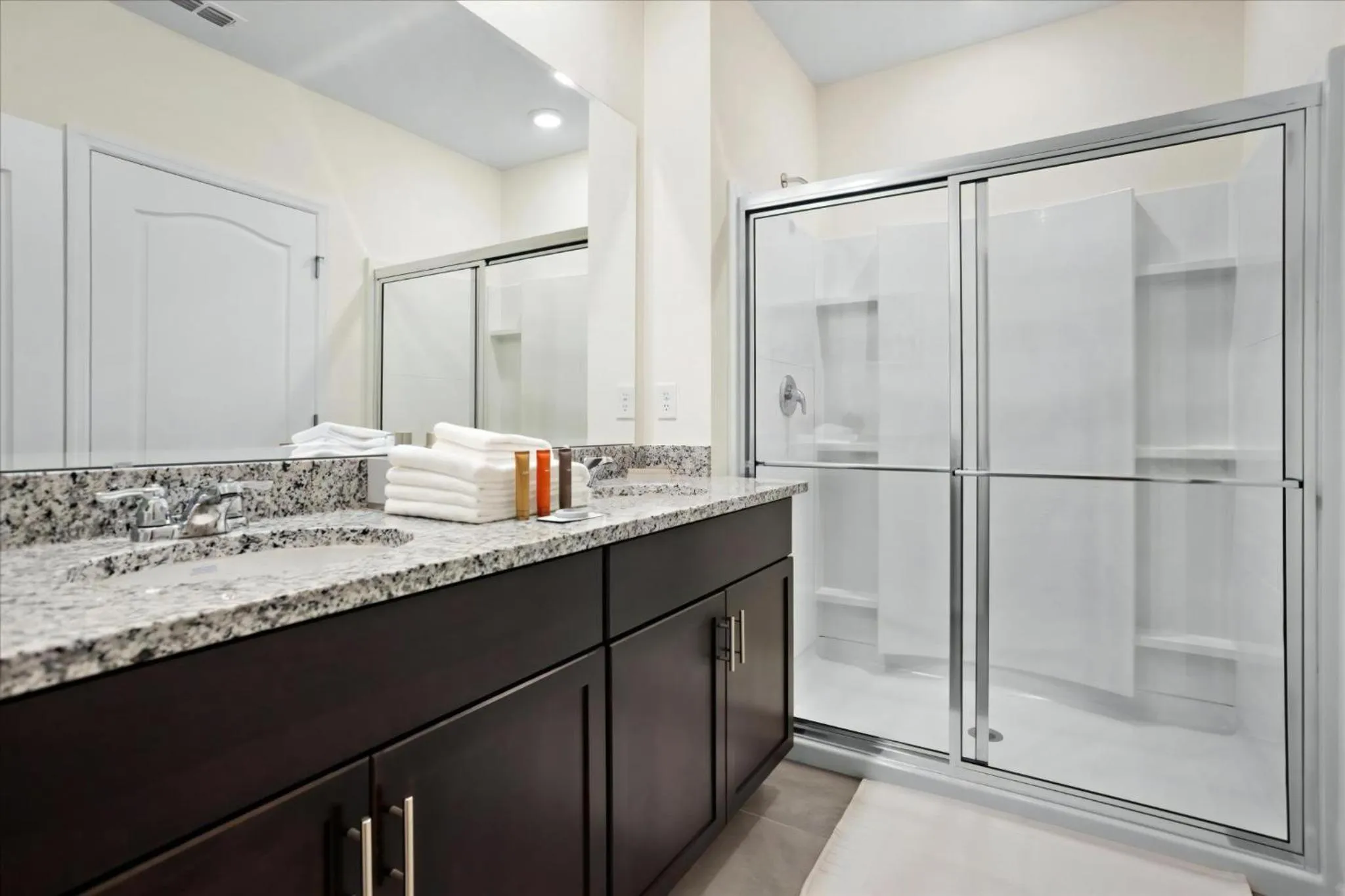 Property building in 6 Bedrooms 5 Bathrooms Solterra 7623 Ol