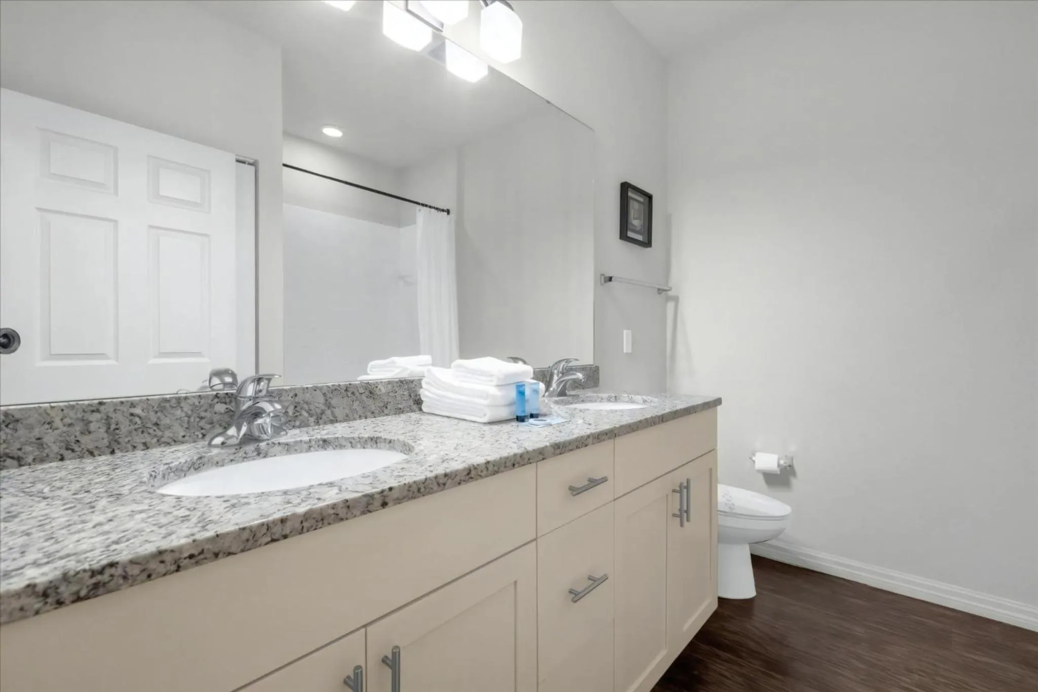 Property building in 3 Bedrooms 2 Bathrooms Lucaya Village 22-103