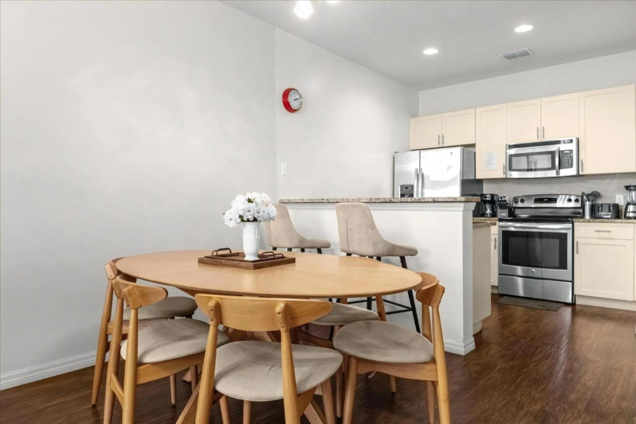 Property building in 3 Bedrooms 2 Bathrooms Lucaya Village 22-103