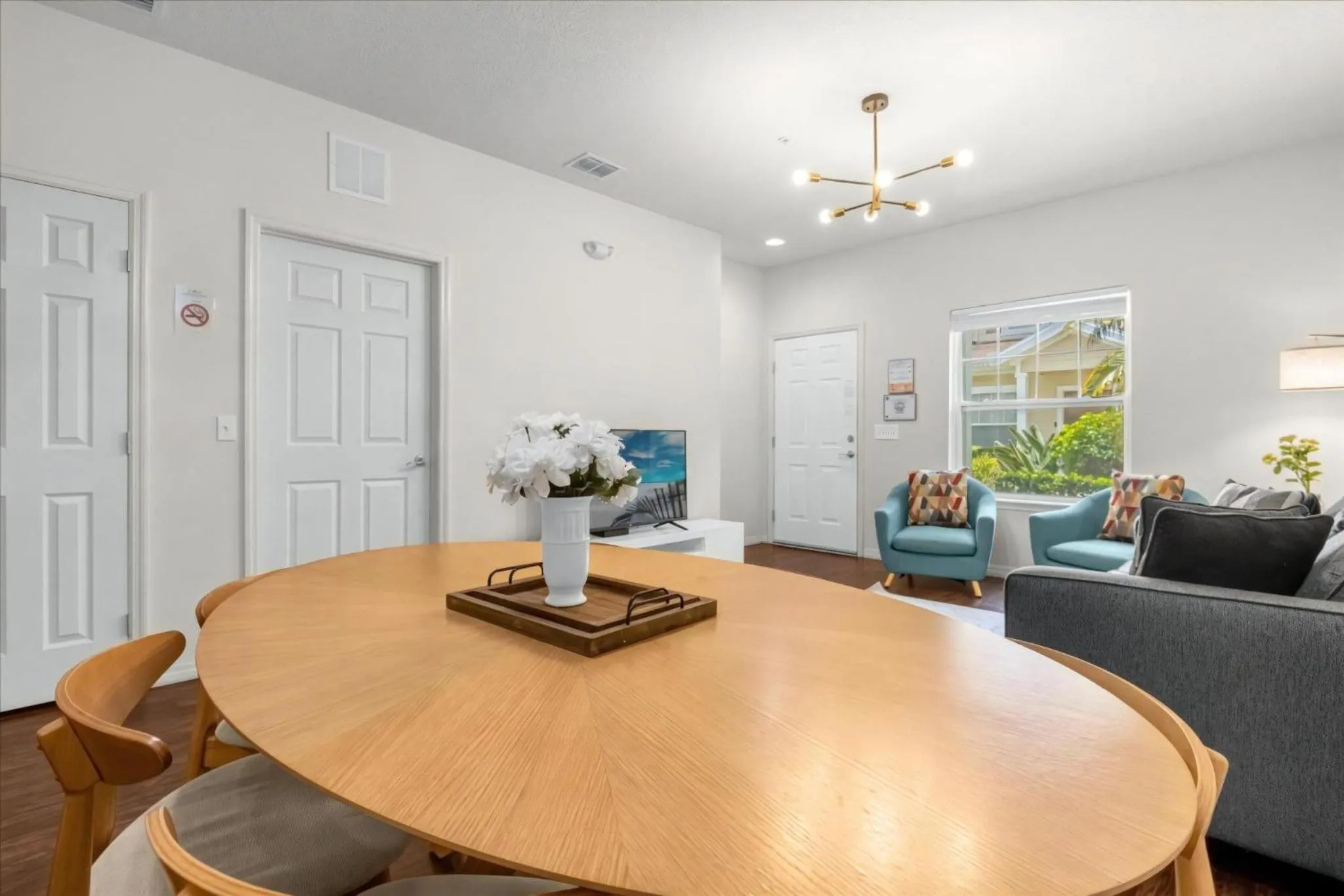 Property building in 3 Bedrooms 2 Bathrooms Lucaya Village 22-103