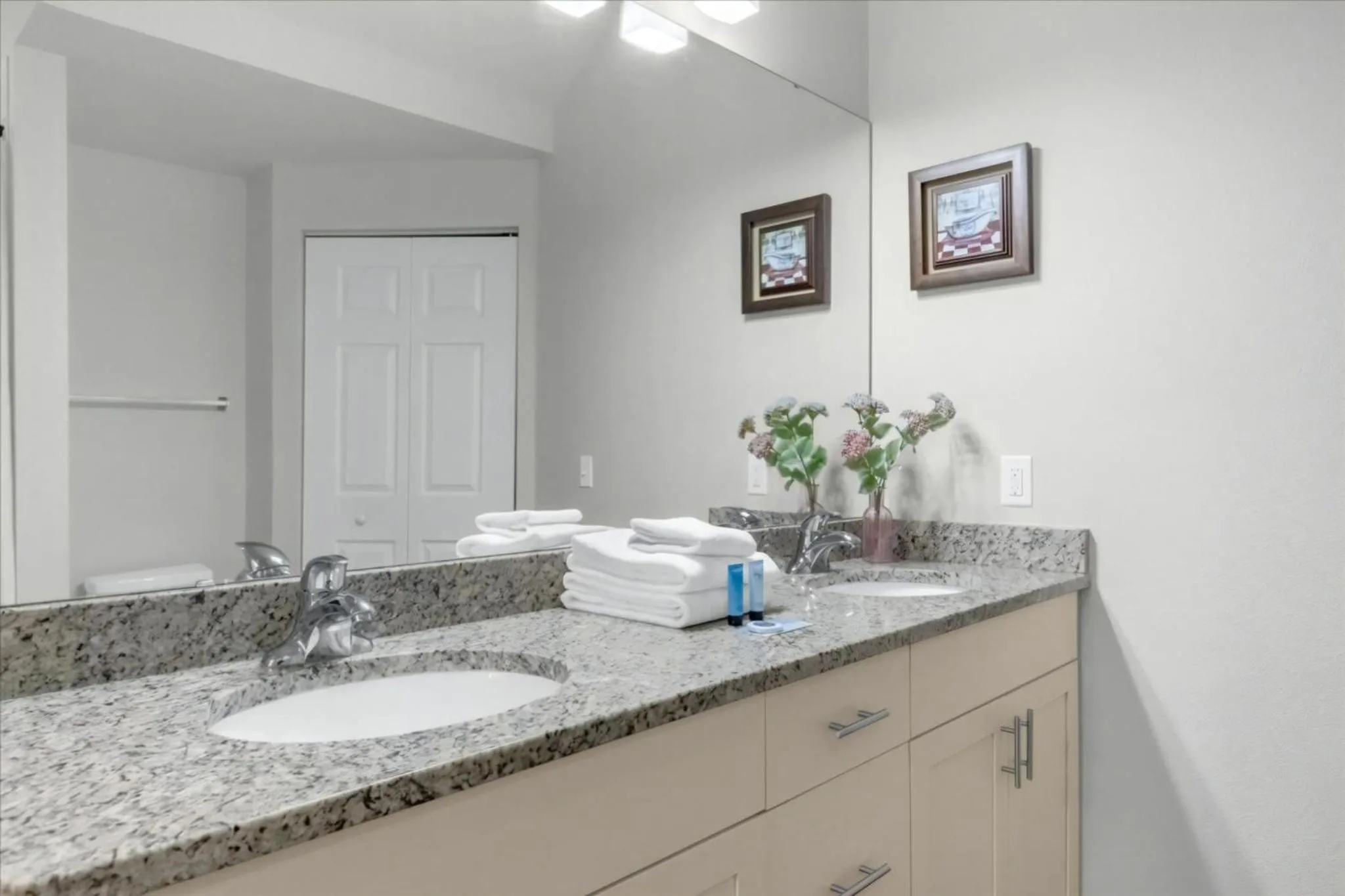 Property building in 3 Bedrooms 2 Bathrooms Lucaya Village 22-103