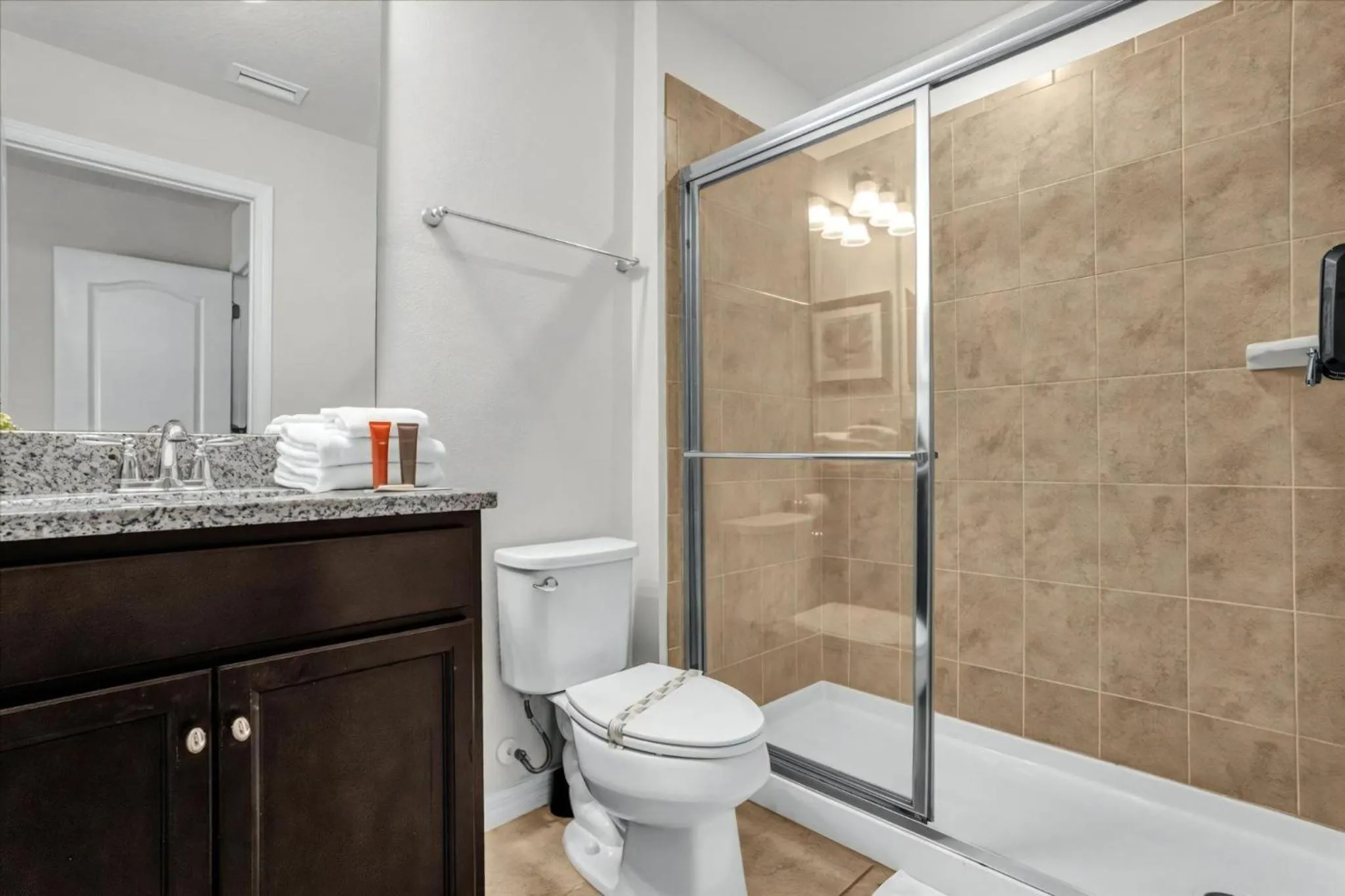 Property building in 5 Bedrooms 4 Bathrooms Solterra 4618 Td