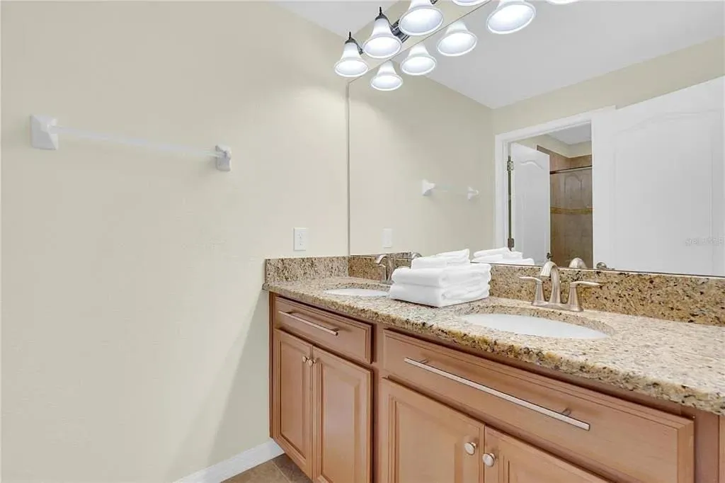 Property building in 4 Bedrooms 3 Bathrooms Storey Lake 4827 Ct