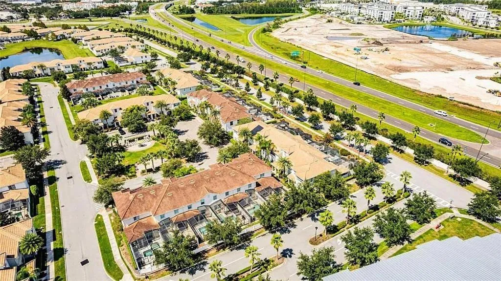 Property building in 4 Bedrooms 3 Bathrooms Storey Lake 4827 Ct