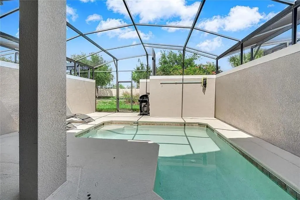 Property building in 4 Bedrooms 3 Bathrooms Storey Lake 4827 Ct