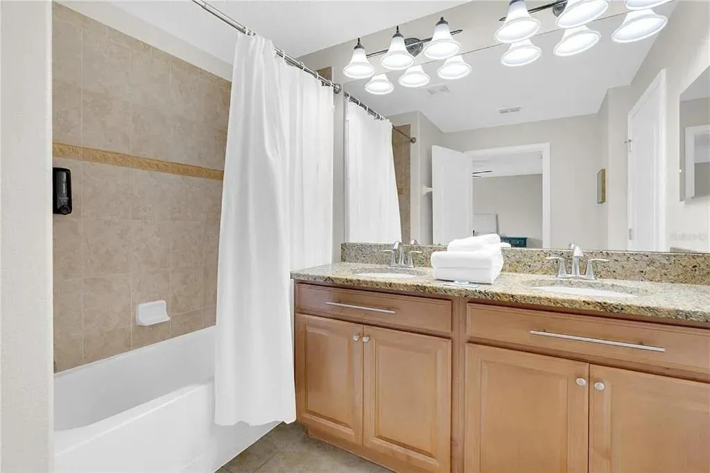 Property building in 4 Bedrooms 3 Bathrooms Storey Lake 4827 Ct