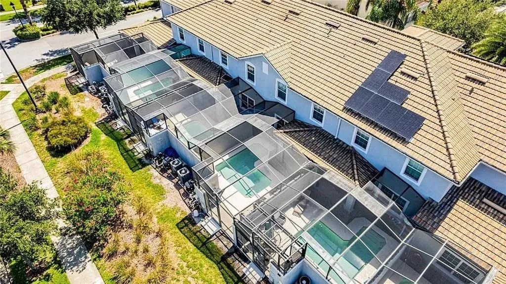 Property building in 4 Bedrooms 3 Bathrooms Storey Lake 4827 Ct