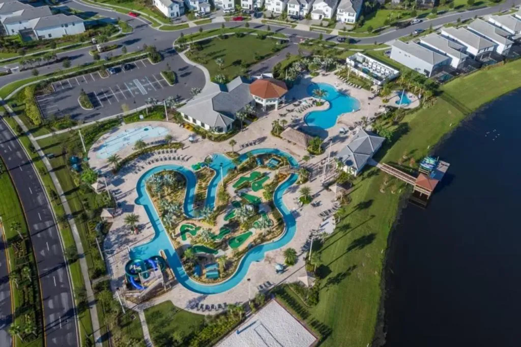 Property building in 4 Bedrooms 3 Bathrooms Storey Lake 4827 Ct