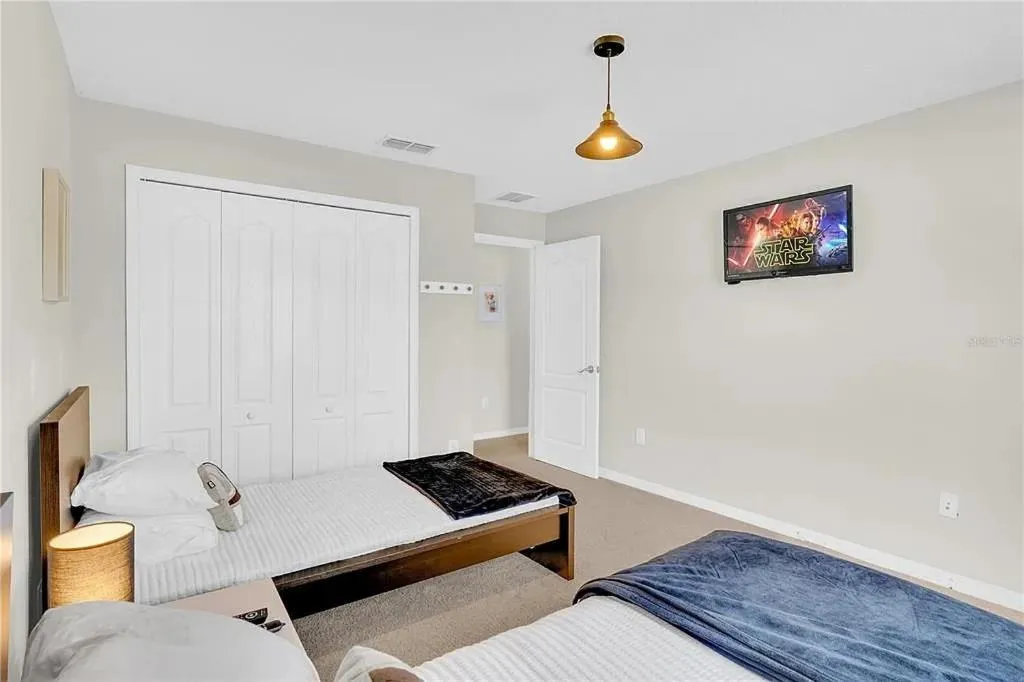 Property building, Bed in 4 Bedrooms 3 Bathrooms Storey Lake 4827 Ct