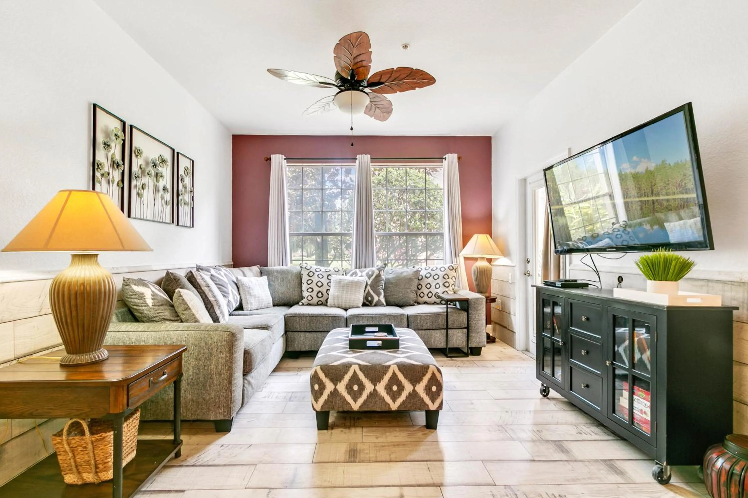 Property building in 3 Bedroom 2 Bathroom Windsor Hills 7675-105 Cs