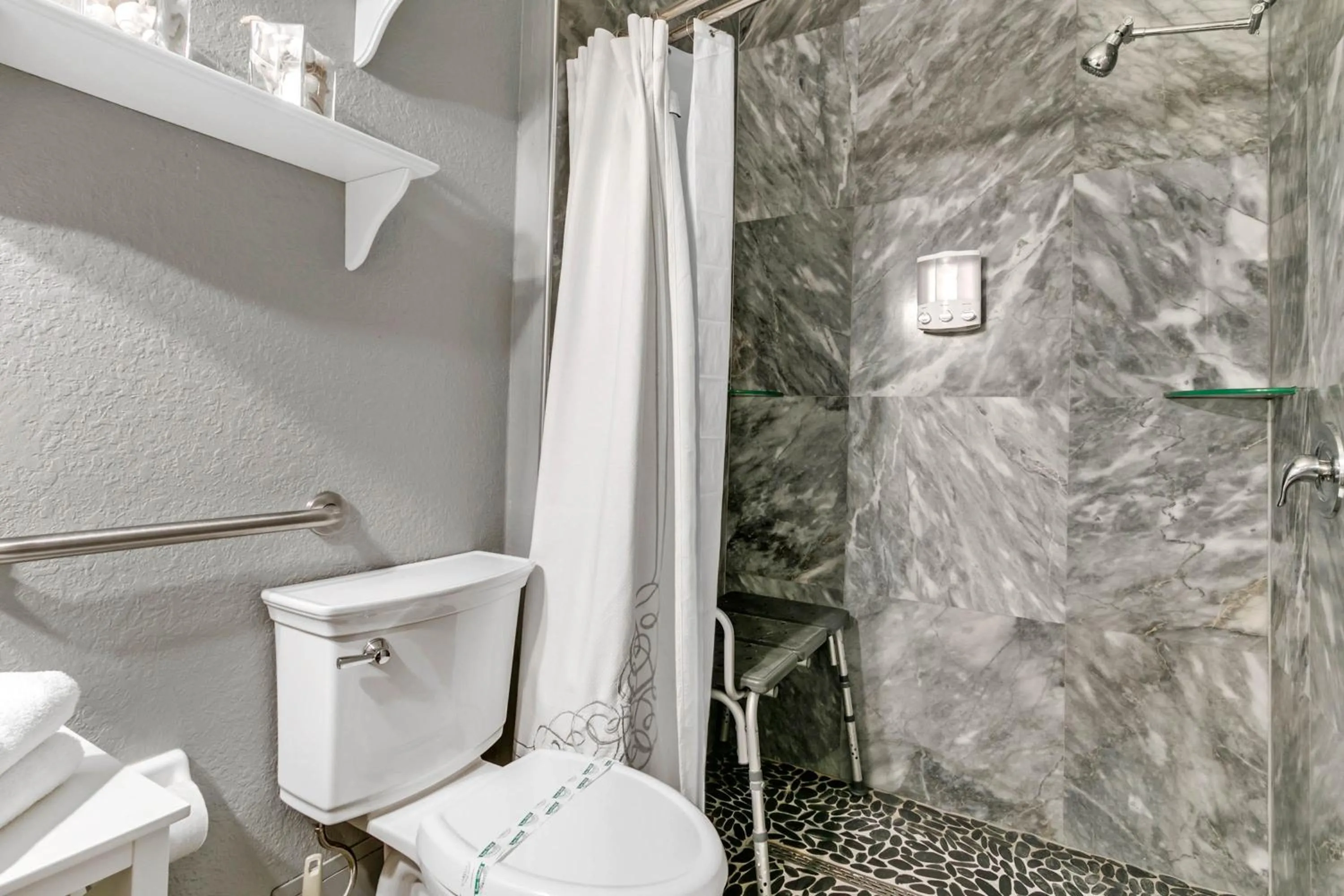 Property building in 3 Bedroom 2 Bathroom Windsor Hills 7675-105 Cs