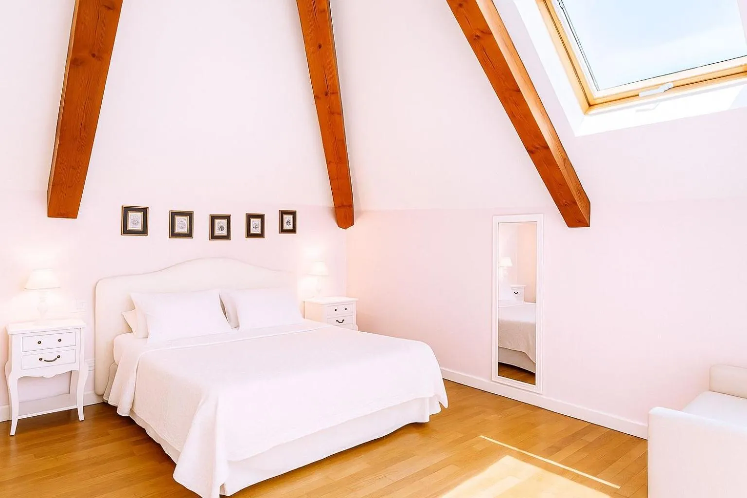 Photo of the whole room, Bed in The Secret Garden Relais