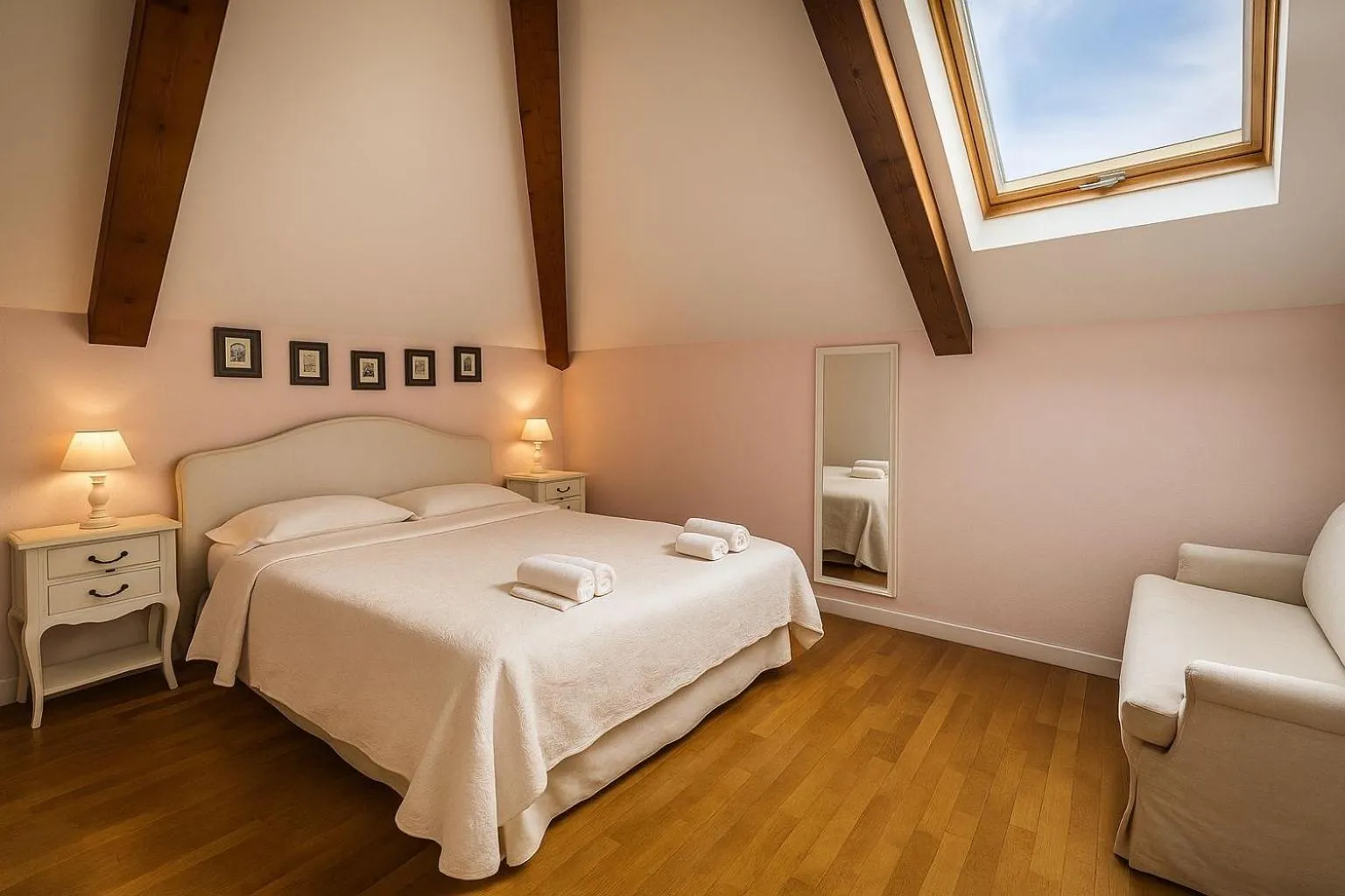 Photo of the whole room, Bed in The Secret Garden Relais