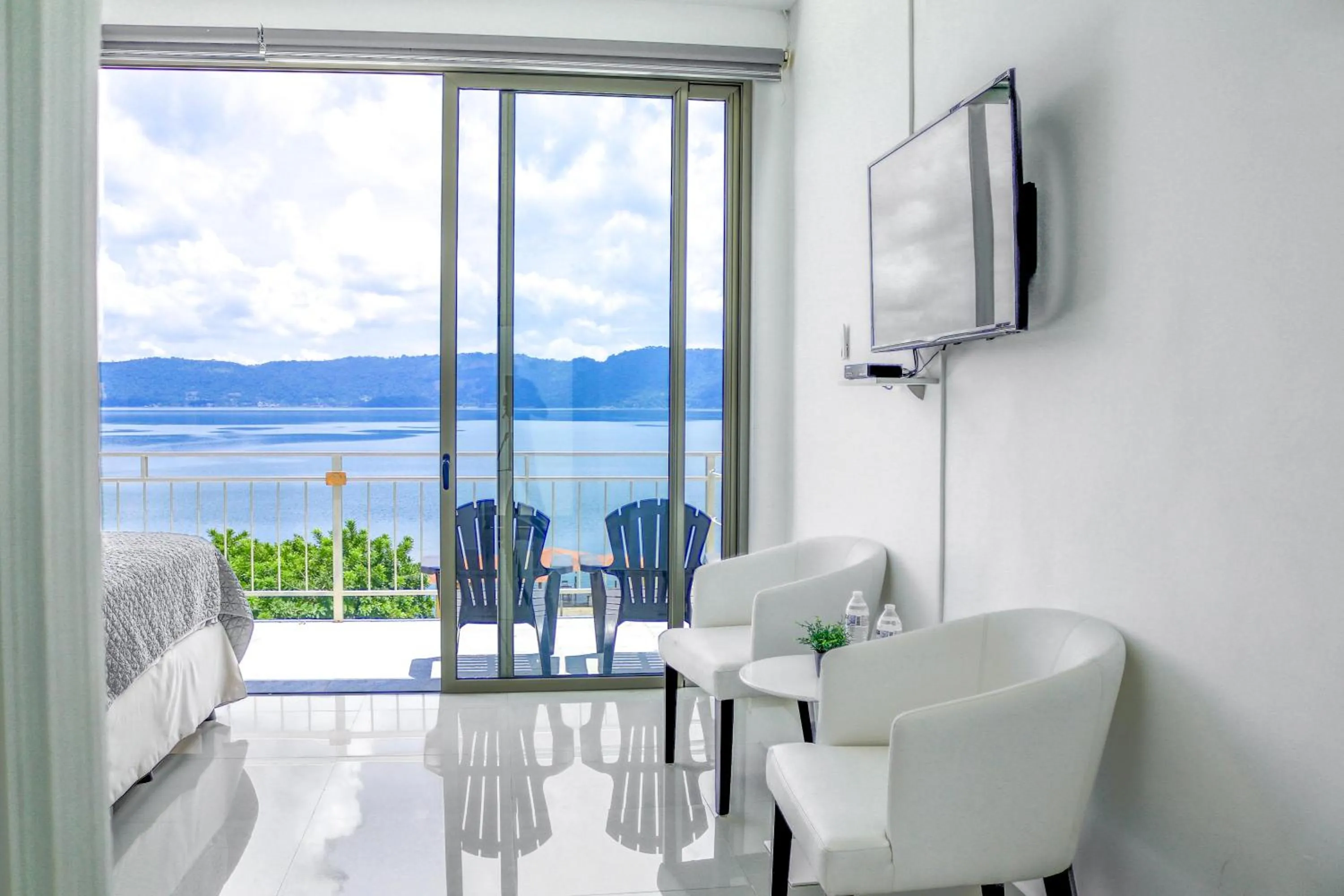 TV and multimedia in Equinoccio Hotel